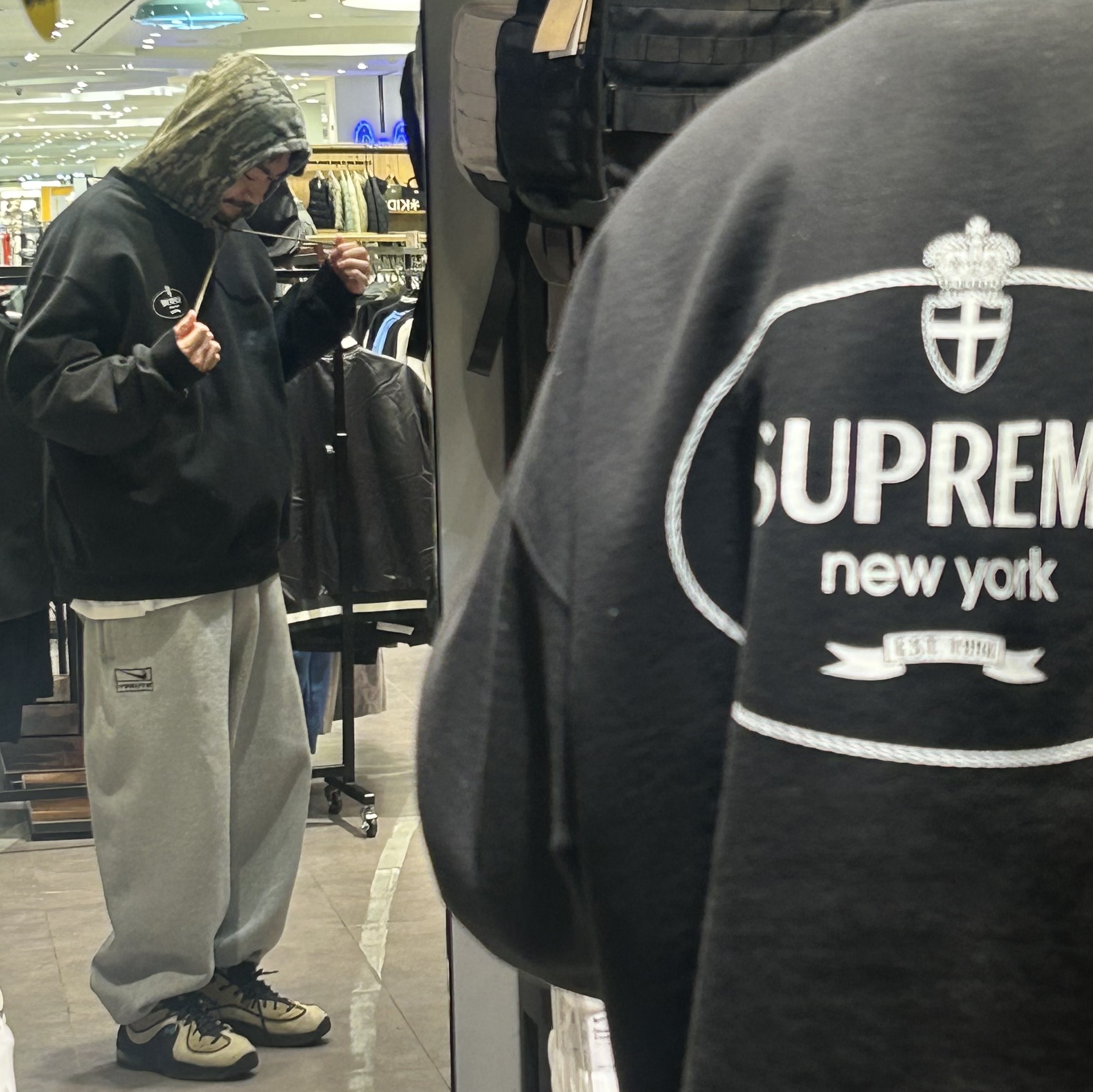 Nike x Stussy NRG Fleece Pants Dark Grey Heather (DO9340-063), Nike x Stussy Air Penny II Rattan and Limestone 착용 스타일