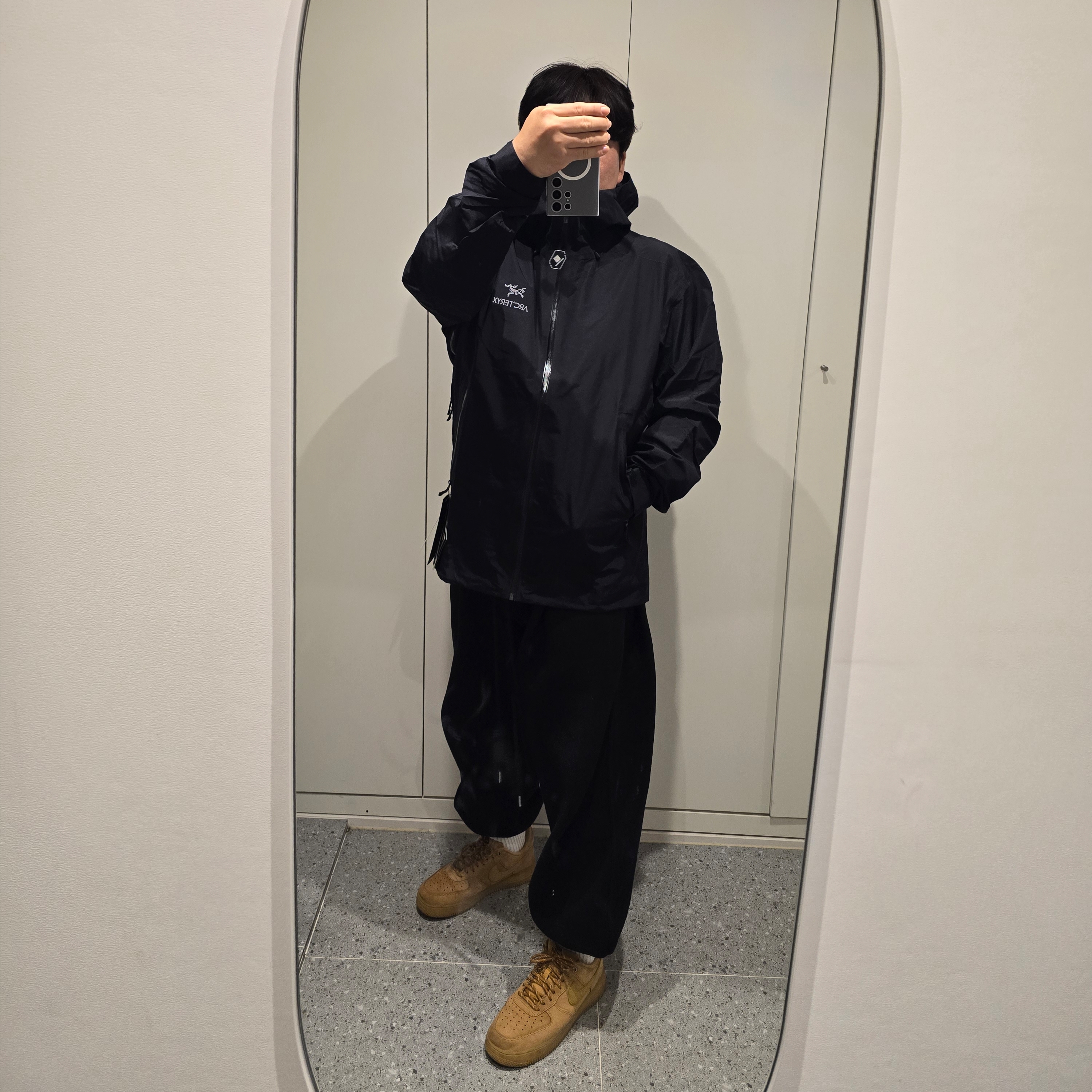 Arc'teryx Beta LT Jacket Black, Nike Air Force 1 '07 WB Flax 착용 스타일 - 5