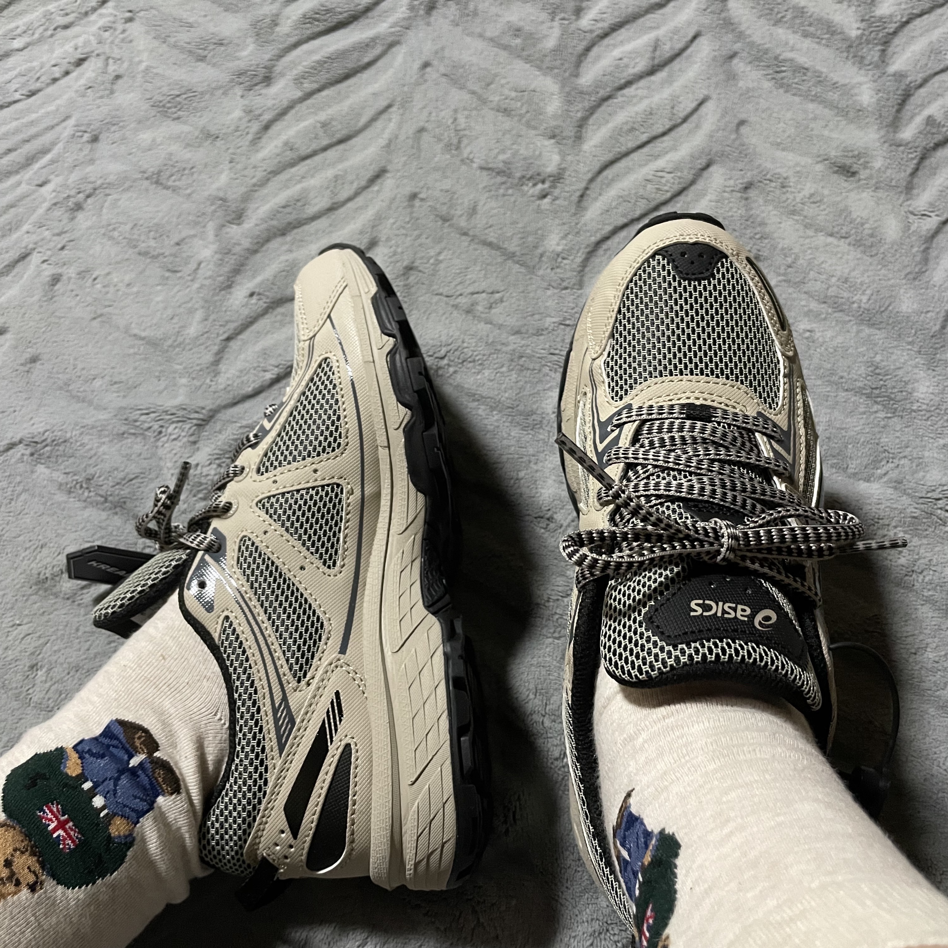 Asics Gel-Venture 6 Feather Grey Black 착용 스타일 - 2