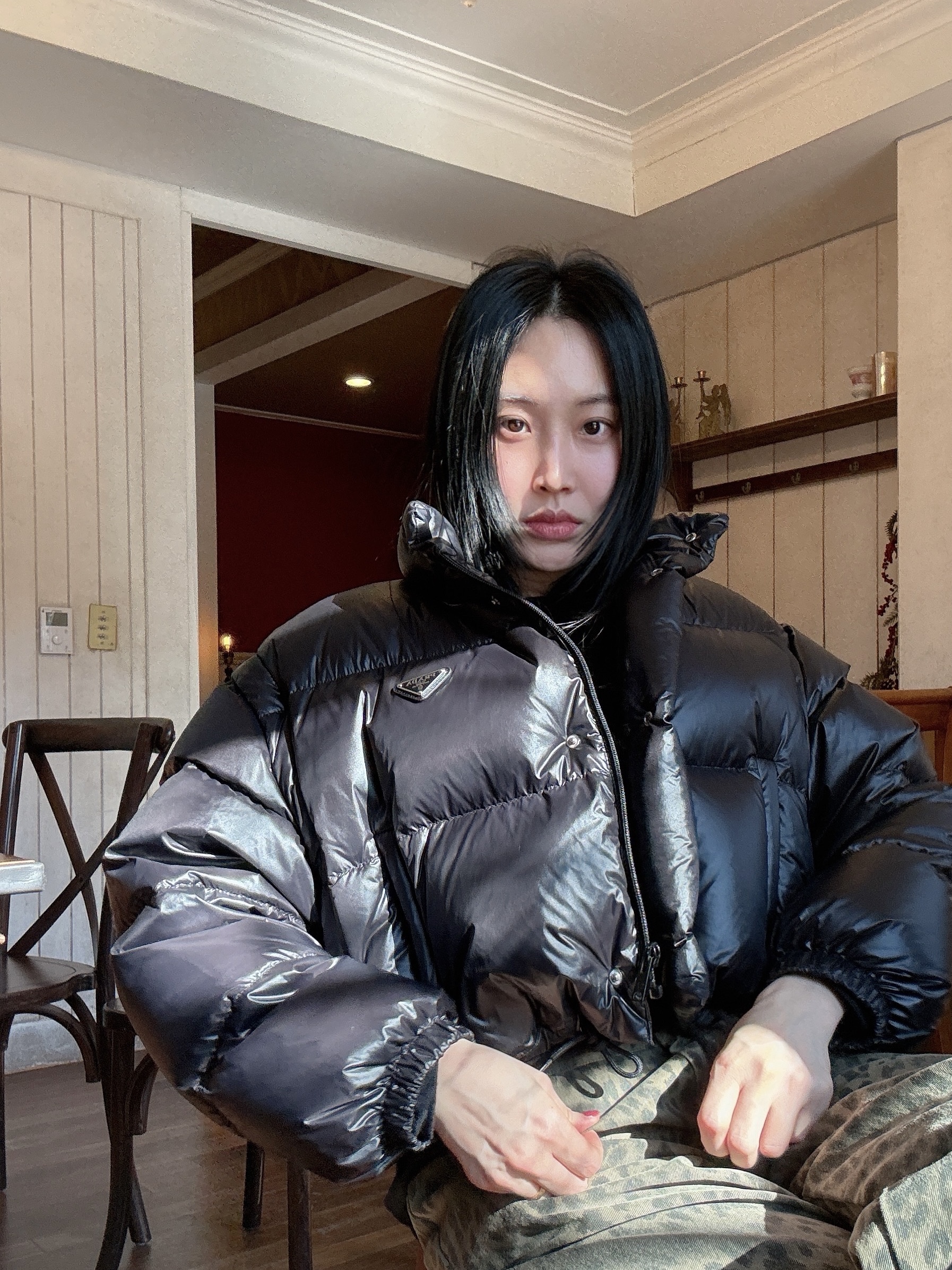 (W) Prada Re-Nylon Cropped Convertible Down Jacket Black, (W) UGG Classic Ultra Mini Platform Boots Chestnut 착용 스타일 - 2