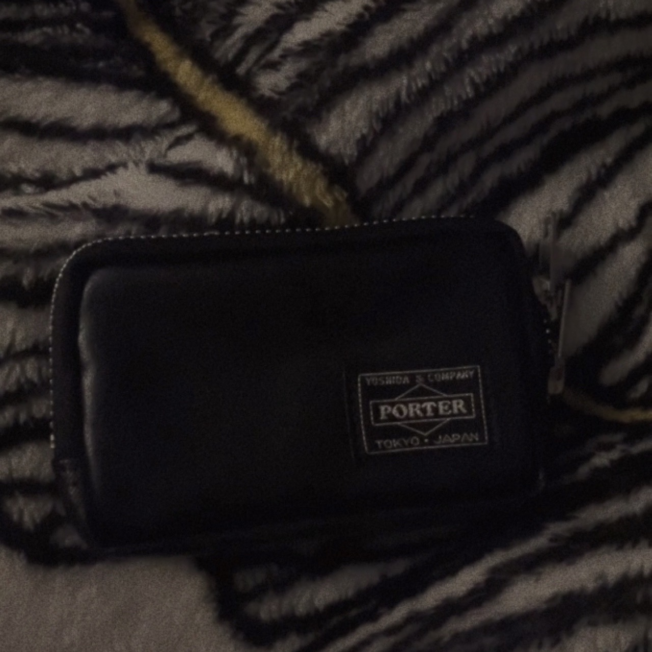 Porter Freestyle Multi Coin Case Black 착용 스타일
