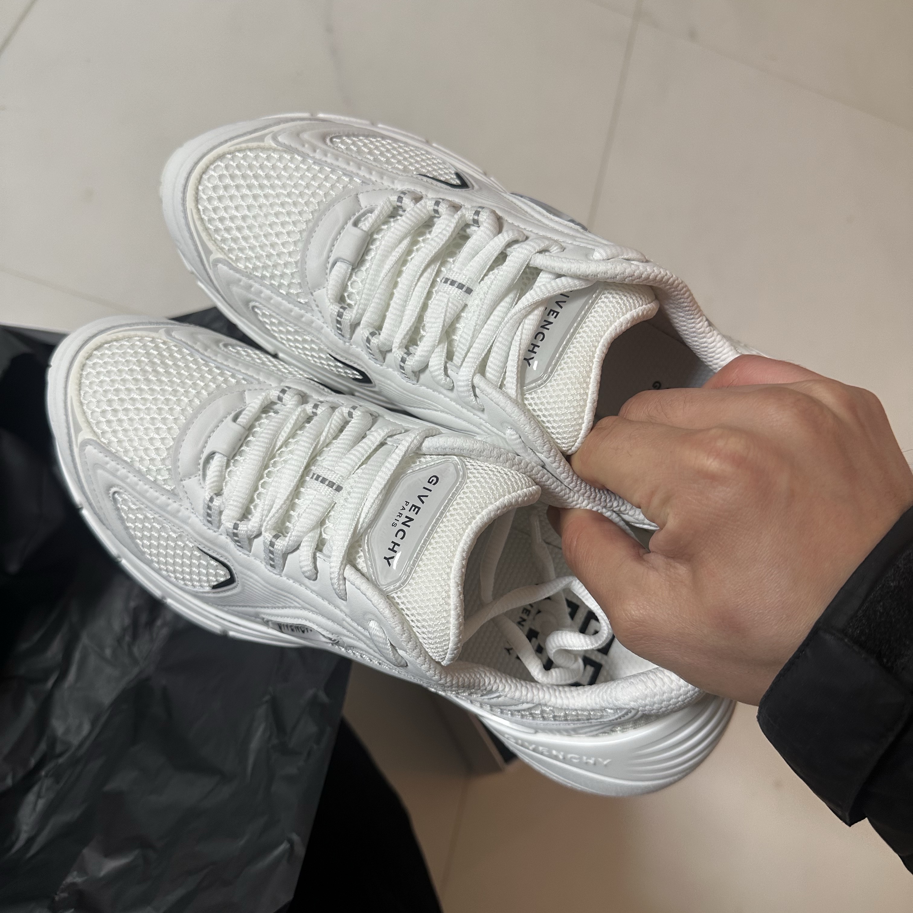 Givenchy TK-MX Runner Sneakers in Mesh Ivory 착용 스타일 - 1