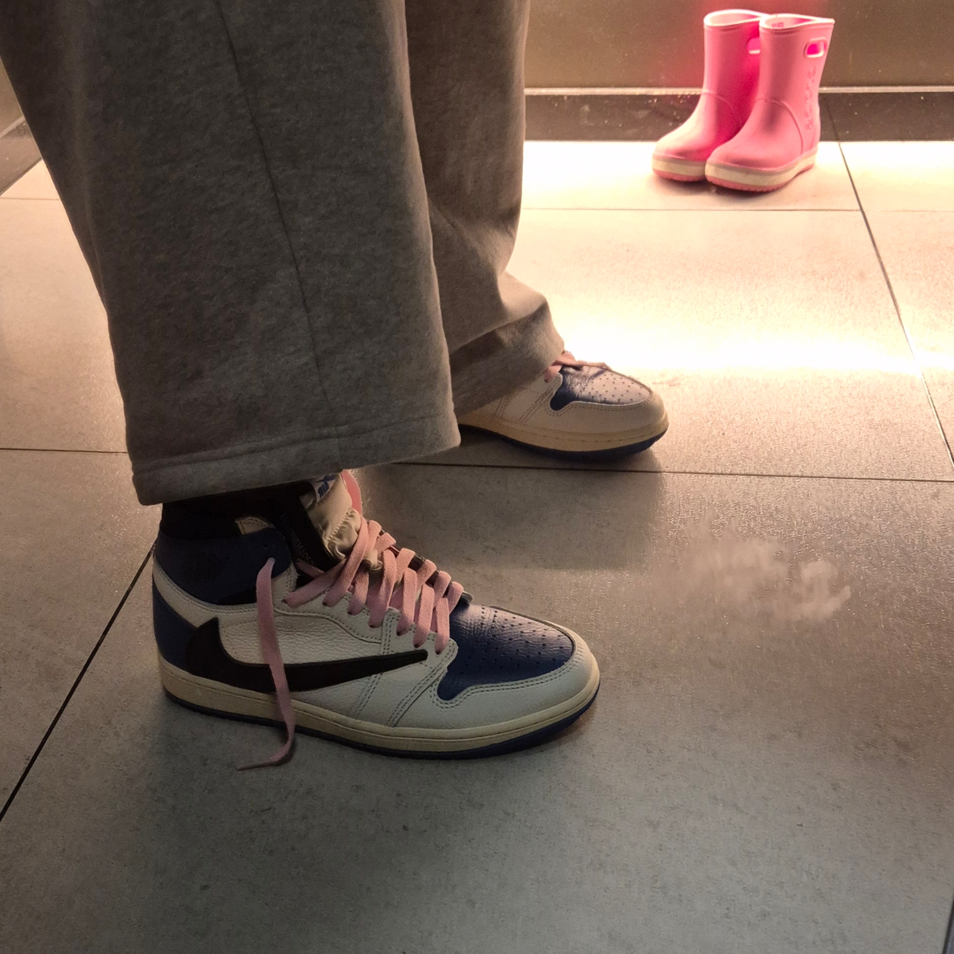 Jordan 1 x Travis Scott x Fragment Retro High OG SP Military Blue, Supreme x Hysteric Glamour Varsity Jacket Blue - 24FW 착용 스타일 - 4