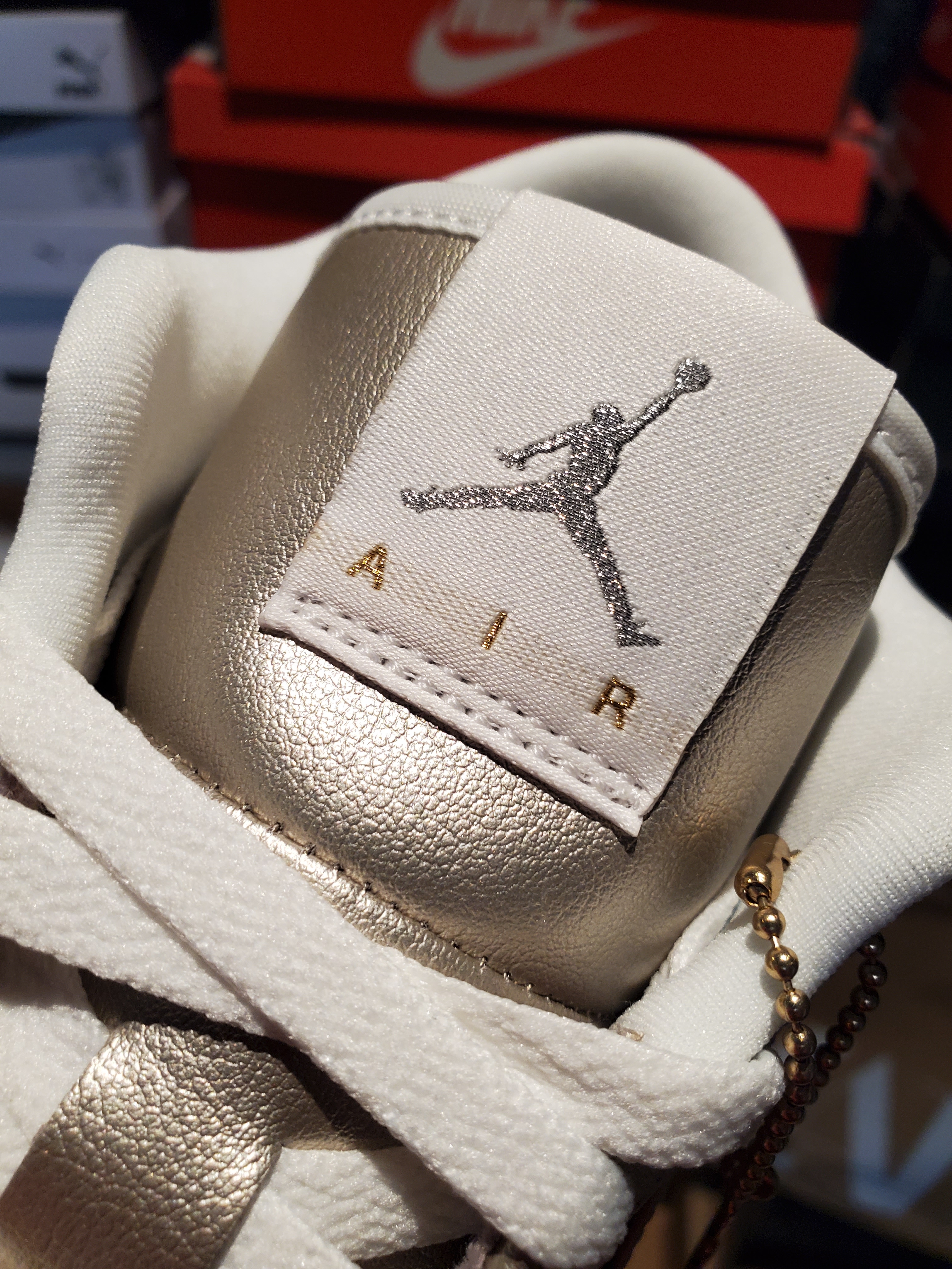 (W) Jordan 1 Low Metallic Zinc 착용 스타일 - 2