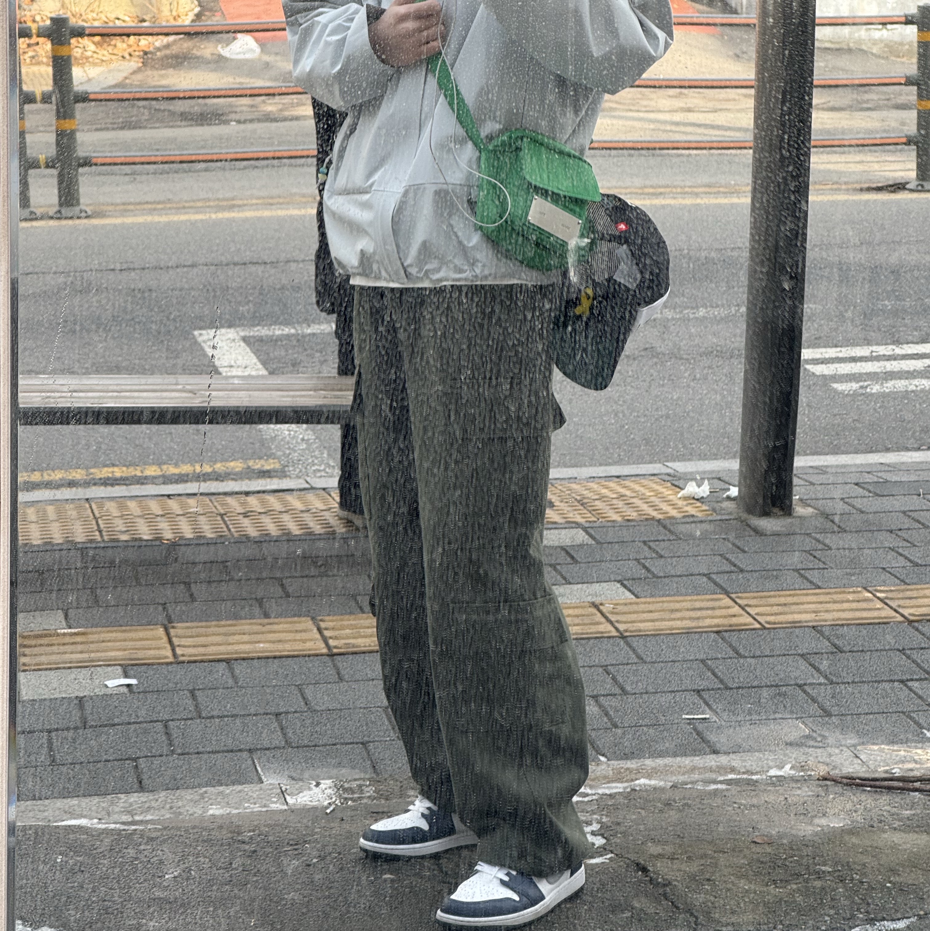 Nike ACG Storm-Fit ADV Cascade Rains Full Zip Jacket Photon Dust - Asia, Matin Kim Cargo Cross Mini Bag Green 착용 스타일 - 2