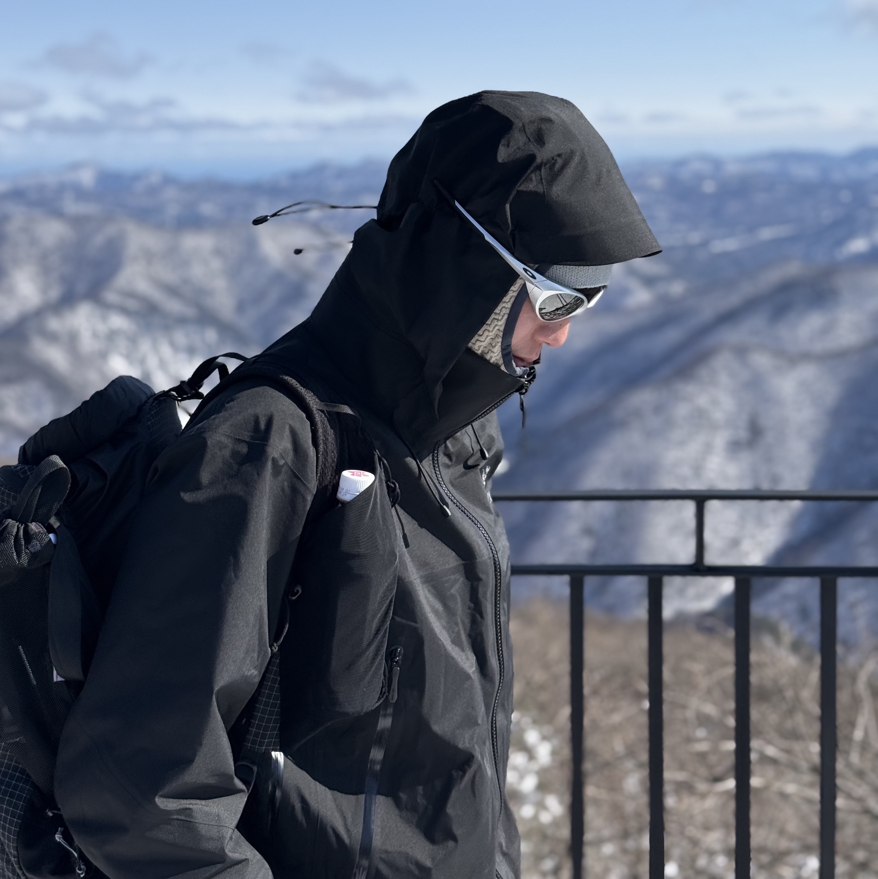 Arc'teryx Beta AR Jacket Black, Arc'teryx Aerios 35 Backpack Black 착용 스타일 - 2