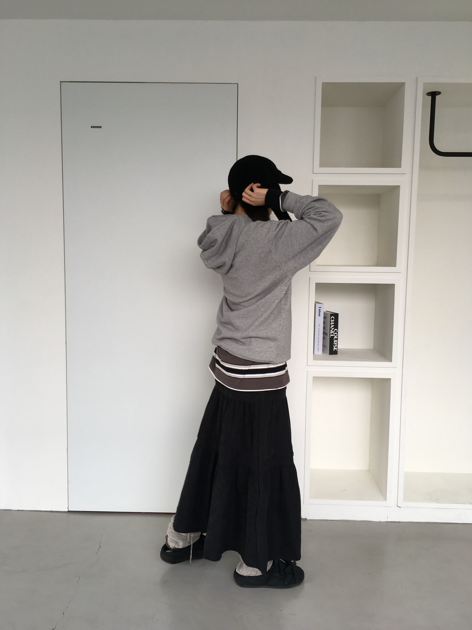 Subu x Perverze Multiple Winter Sandal Black, BAPE Ape Head One Point Stripe L/S T-Shirt Black 착용 스타일 - 2