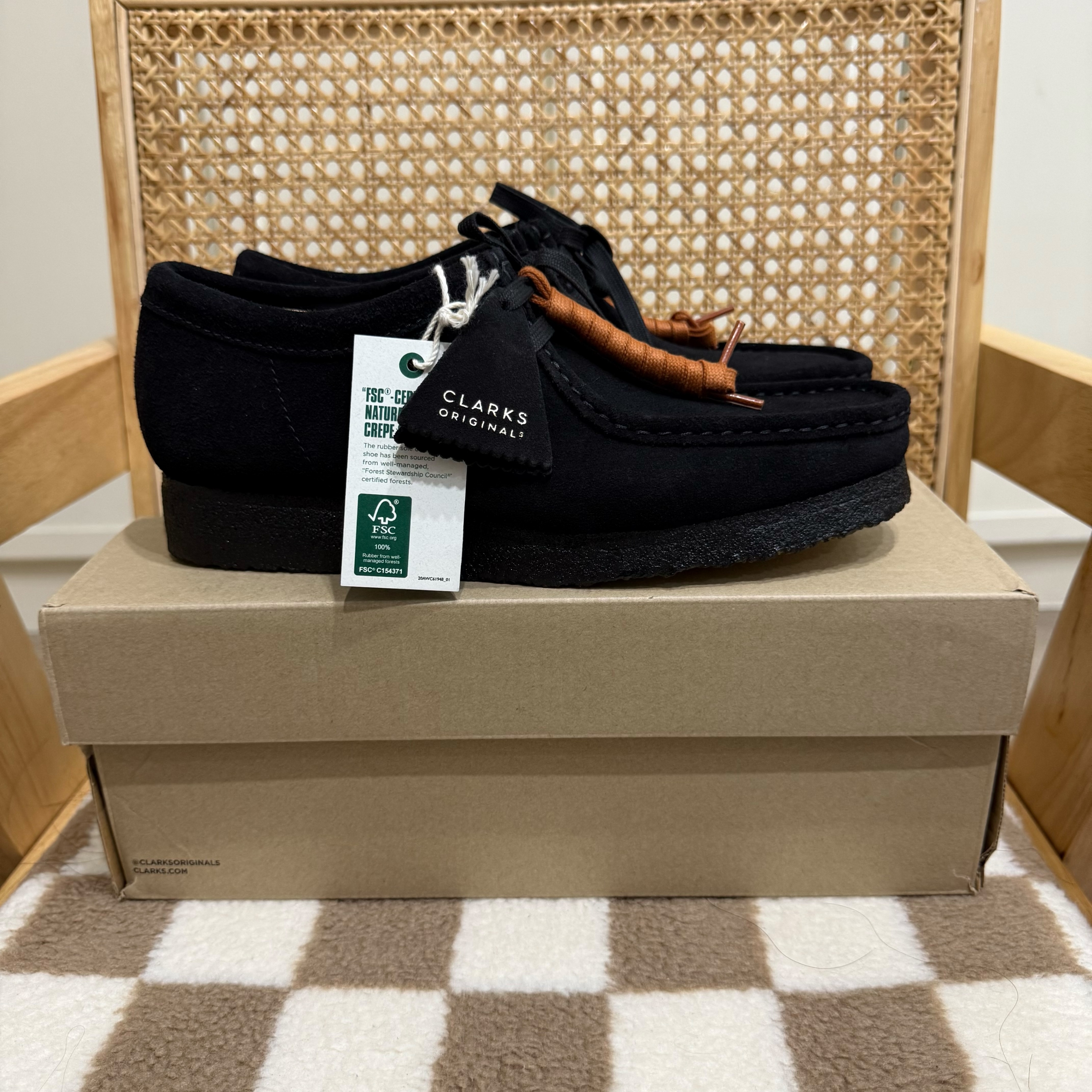 Clarks Wallabee Black Suede 착용 스타일 - 1