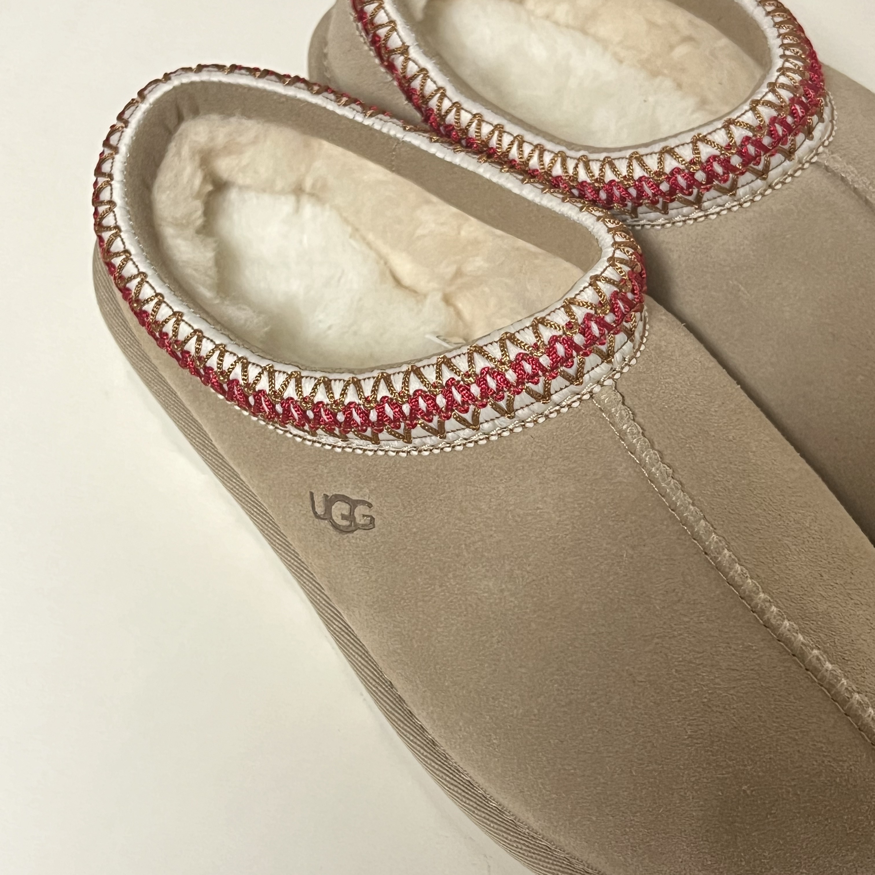 (W) UGG Tasman Slipper Sand Dark Cherry 착용 스타일