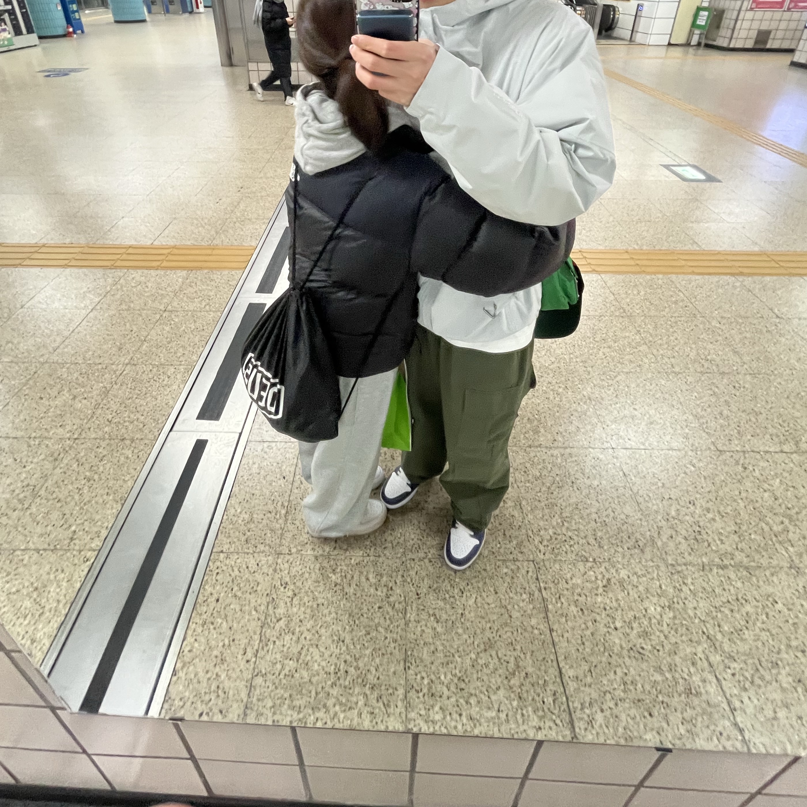 Nike ACG Storm-Fit ADV Cascade Rains Full Zip Jacket Photon Dust - Asia, Matin Kim Cargo Cross Mini Bag Green 착용 스타일 - 3