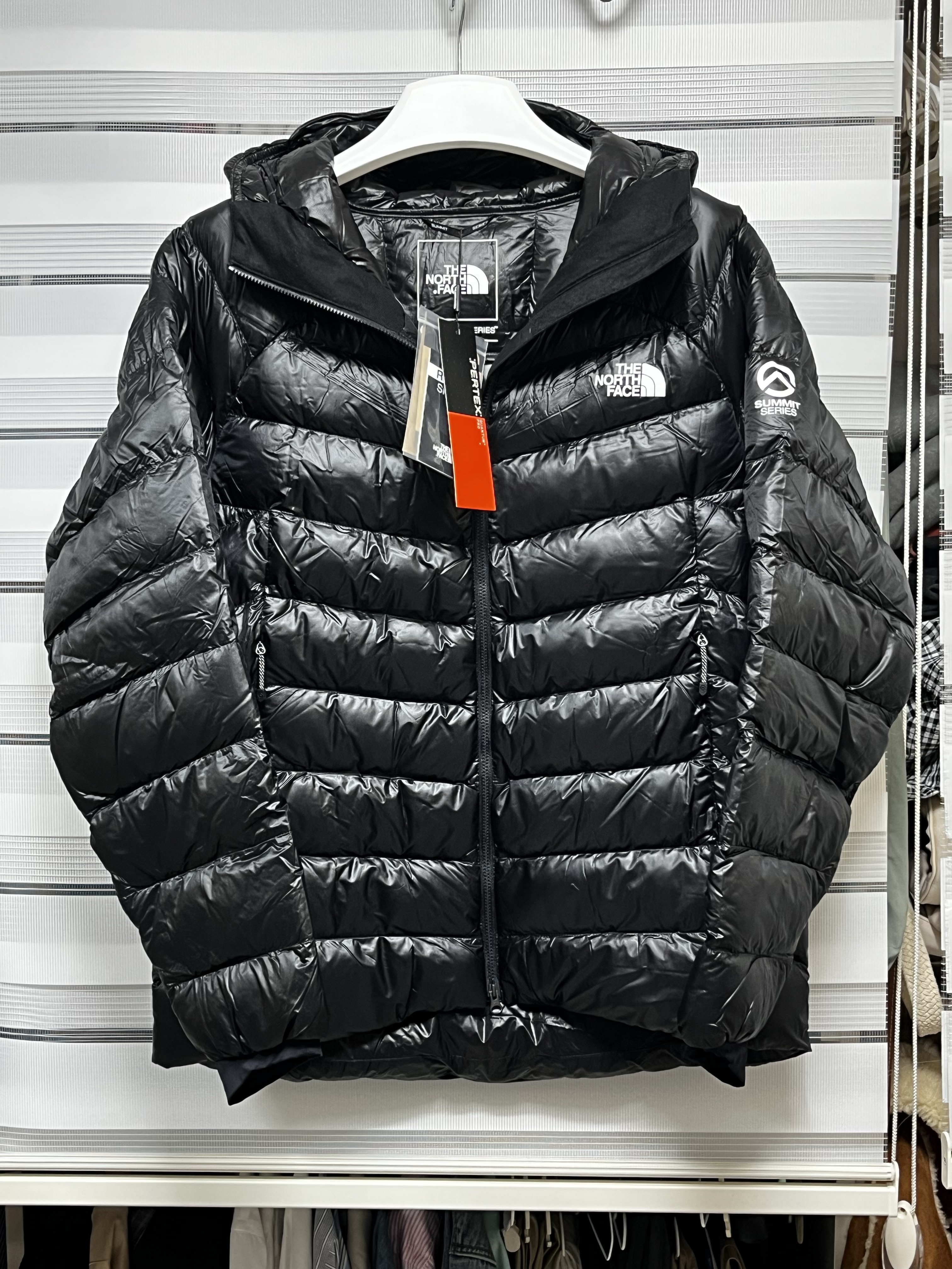 The North Face Summit Mattehorn RDS Down Jacket Real Black 착용 스타일 - 5