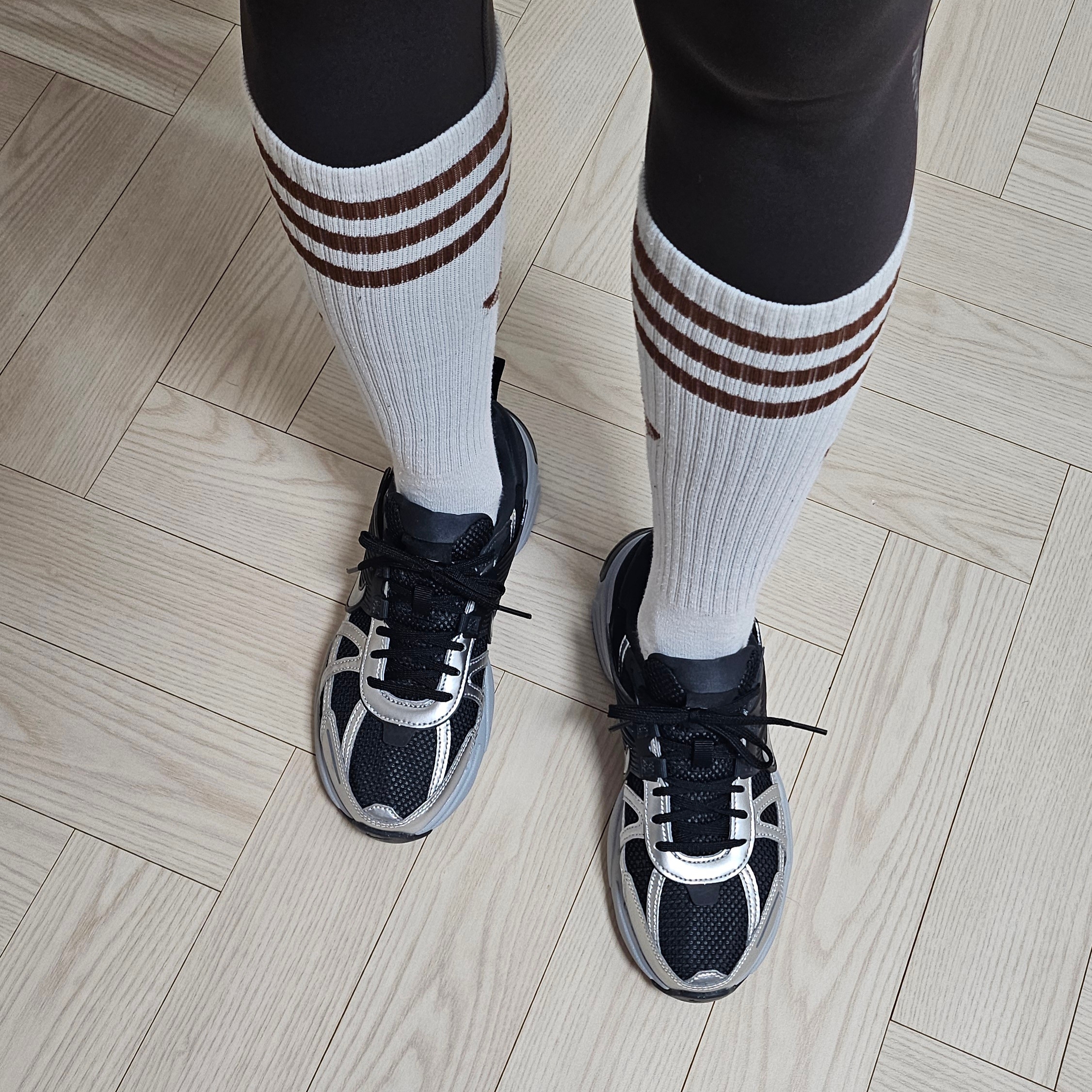 (W) Nike V2K Run Black Dark Smoke Grey 착용 스타일