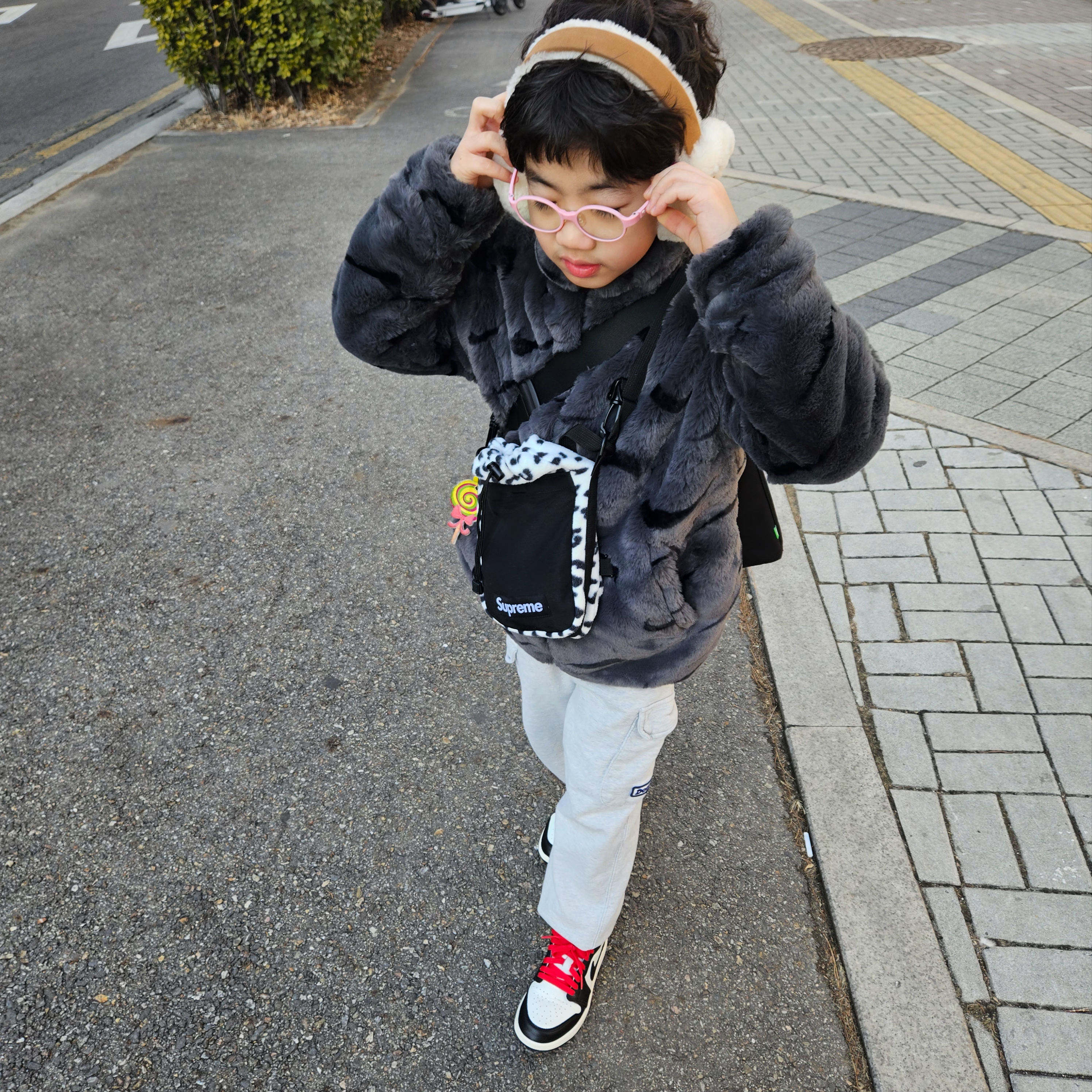 (PS) Jordan 1 Retro Low OG Mocha, Supreme Polartec Sling Bag Leopard - 24FW 착용 스타일 - 5