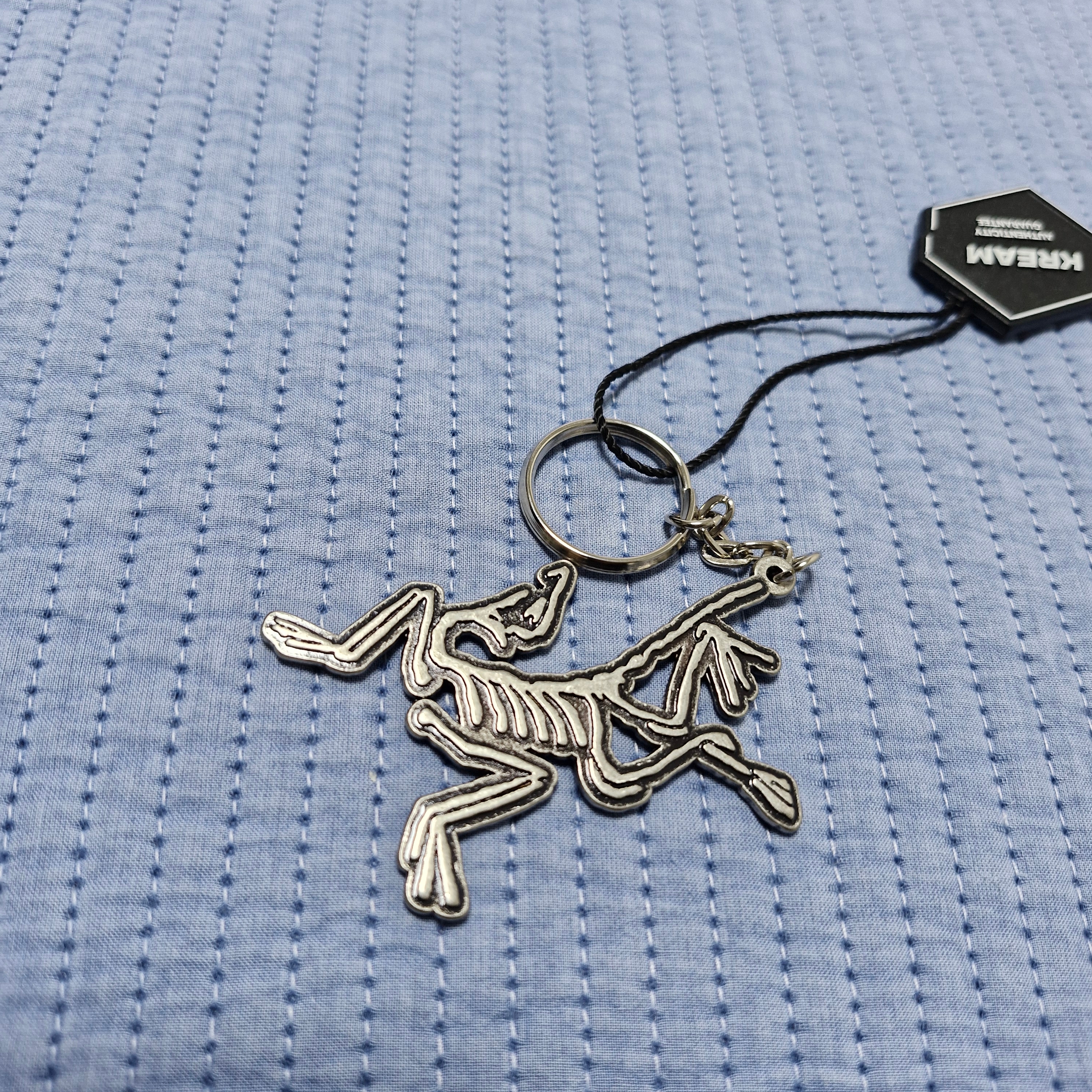 Arc'teryx Keyring Metal 착용 스타일