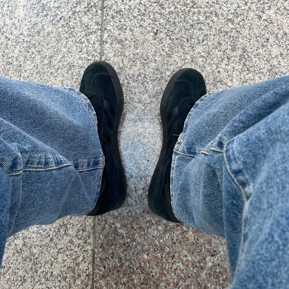 Adidas Gazelle Triple Black 착용 스타일
