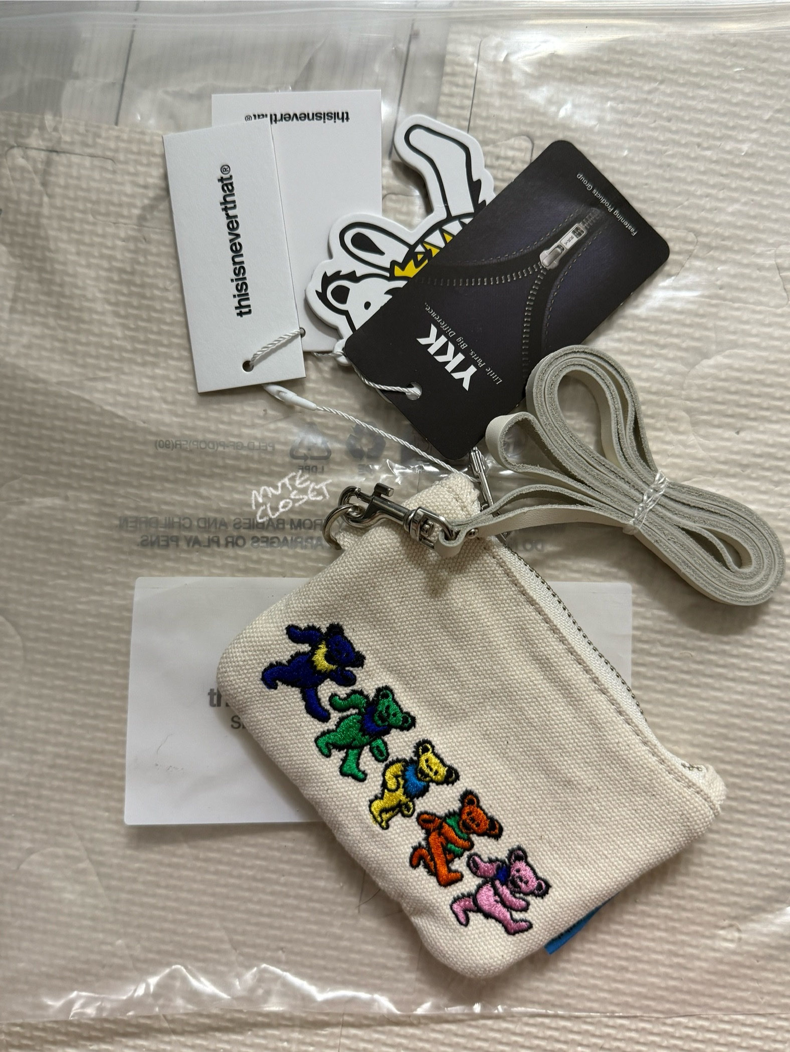 Thisisneverthat x Grateful Dead Dancing Bears Wallet Stone 착용 스타일