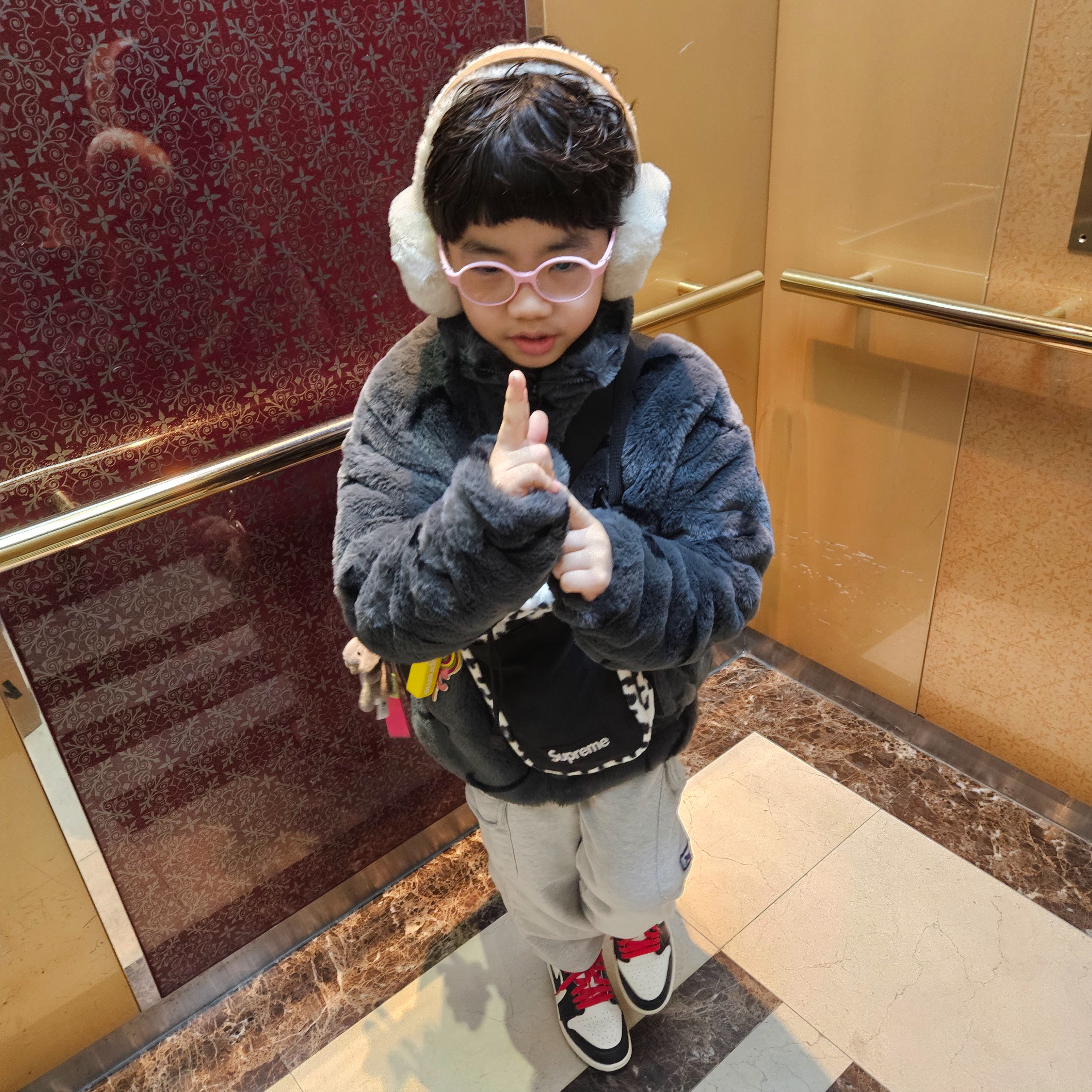 (PS) Jordan 1 Retro Low OG Mocha, Supreme Polartec Sling Bag Leopard - 24FW 착용 스타일 - 1