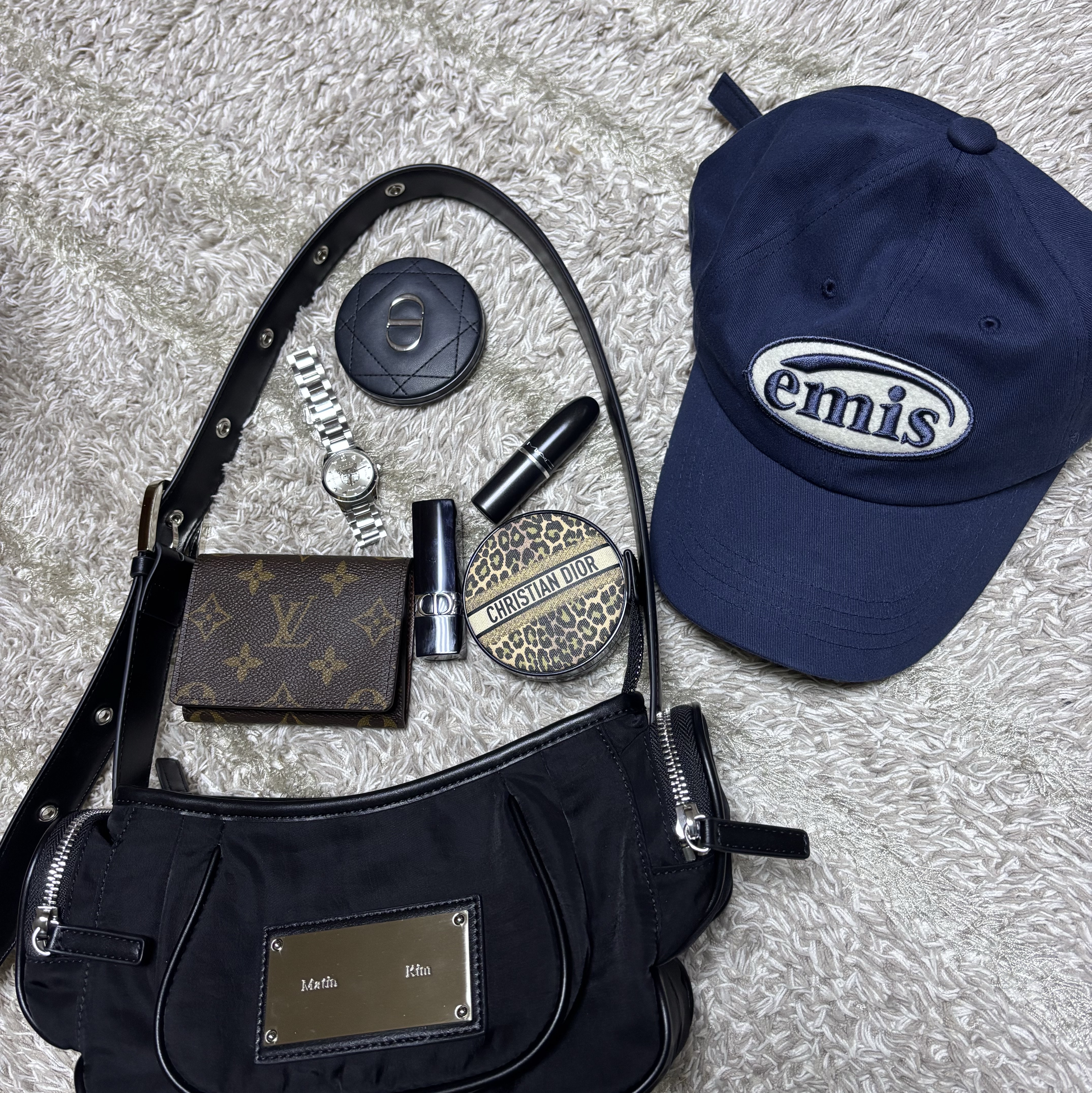 Louis Vuitton Envelope Business Card Holder Monogram, Matin Kim Madeleine Round Bag Black 착용 스타일
