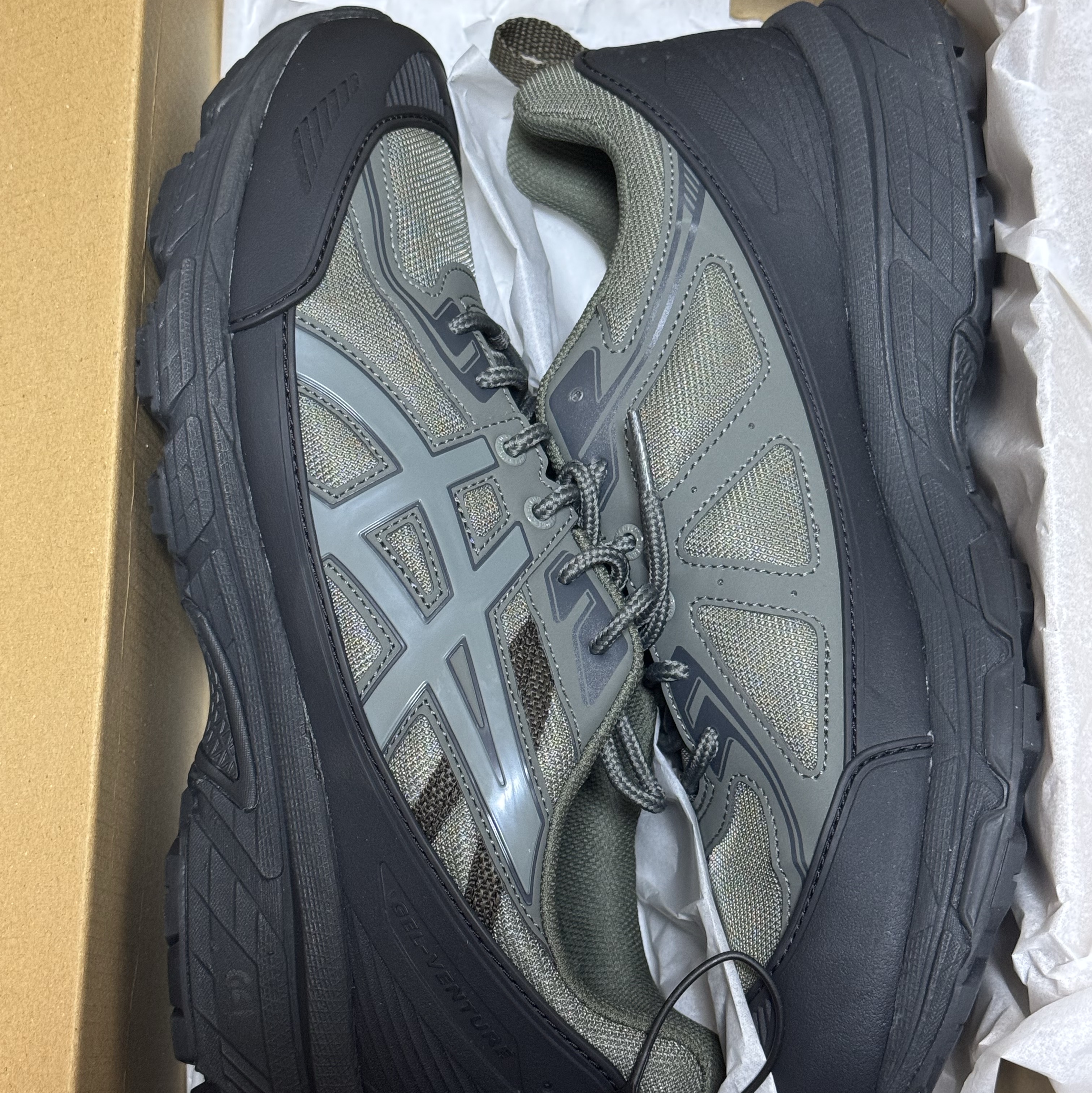 Asics Gel-Venture 6 Shield Graphite Grey Truffle Grey 착용 스타일 - 1