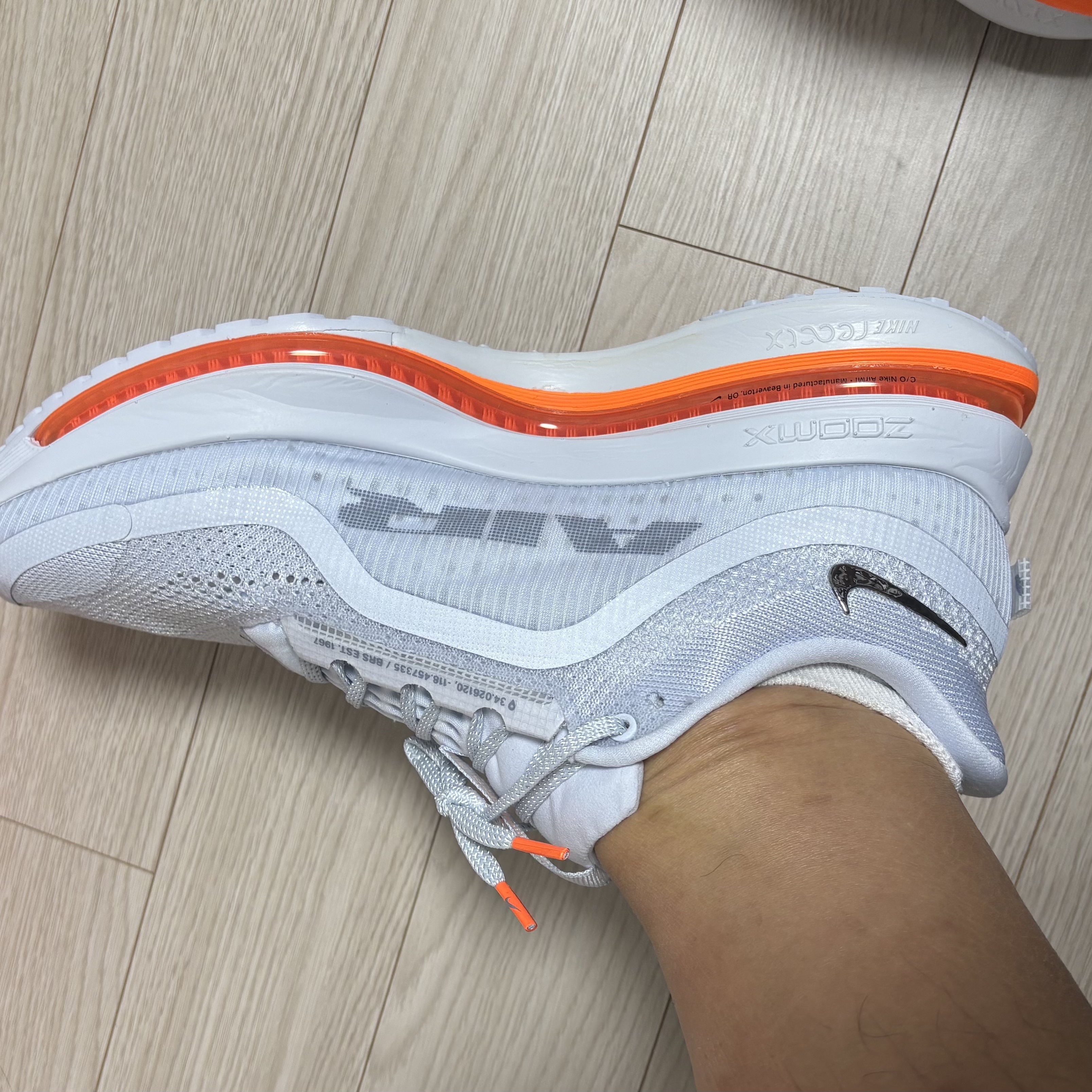 Nike Pegasus Premium Airscape Football Grey Total Orange 착용 스타일 - 3