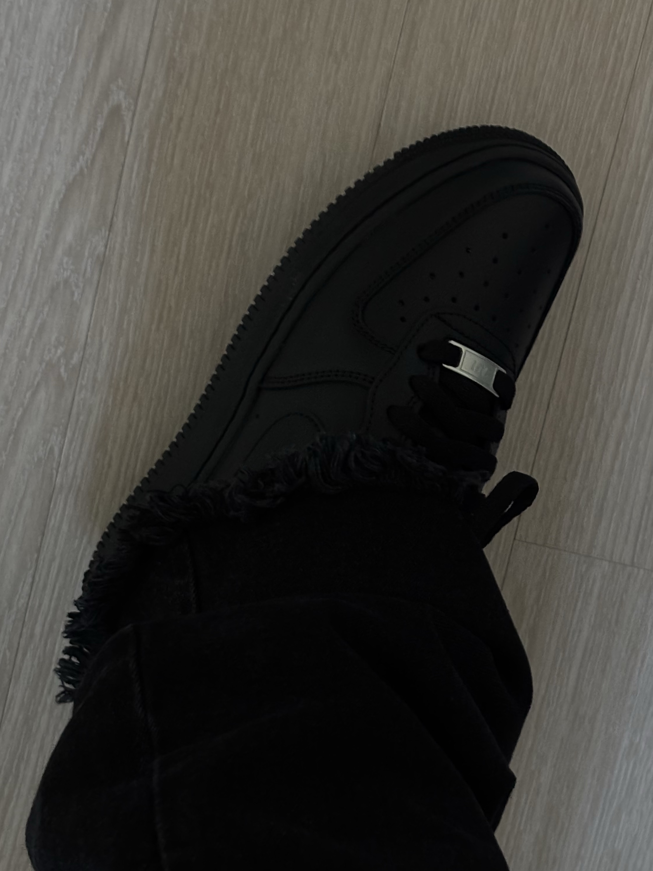 (W) Nike Air Force 1 '07 Low Triple Black 착용 스타일 - 2