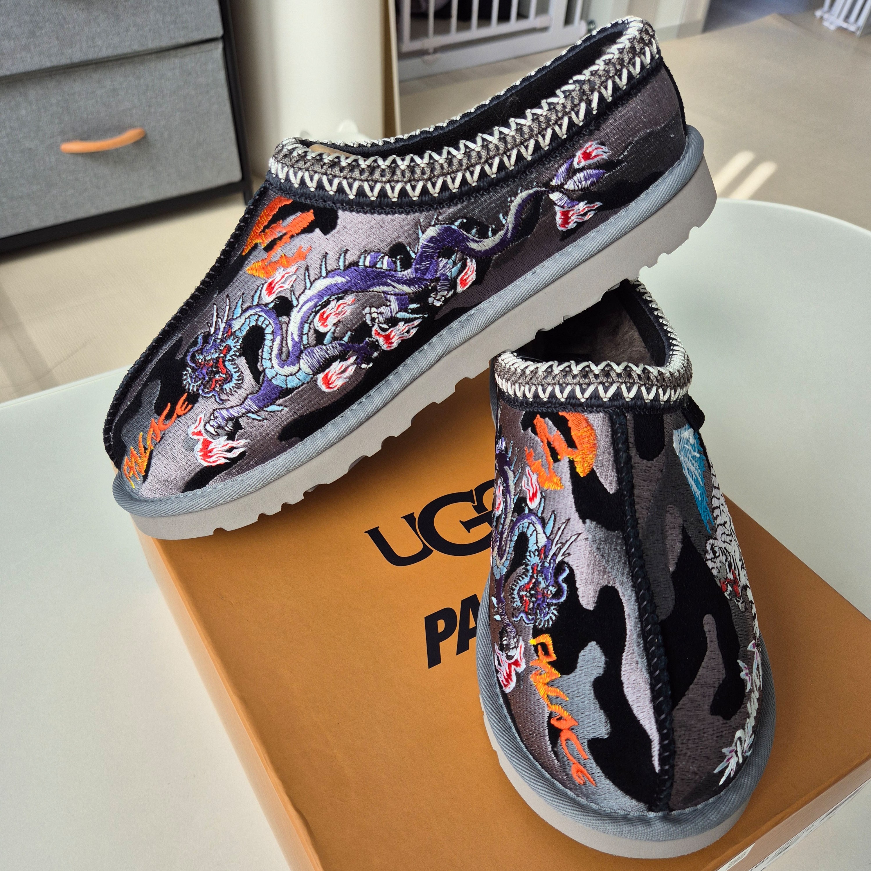 UGG x Palace Tasman Slipper Black Camo 착용 스타일