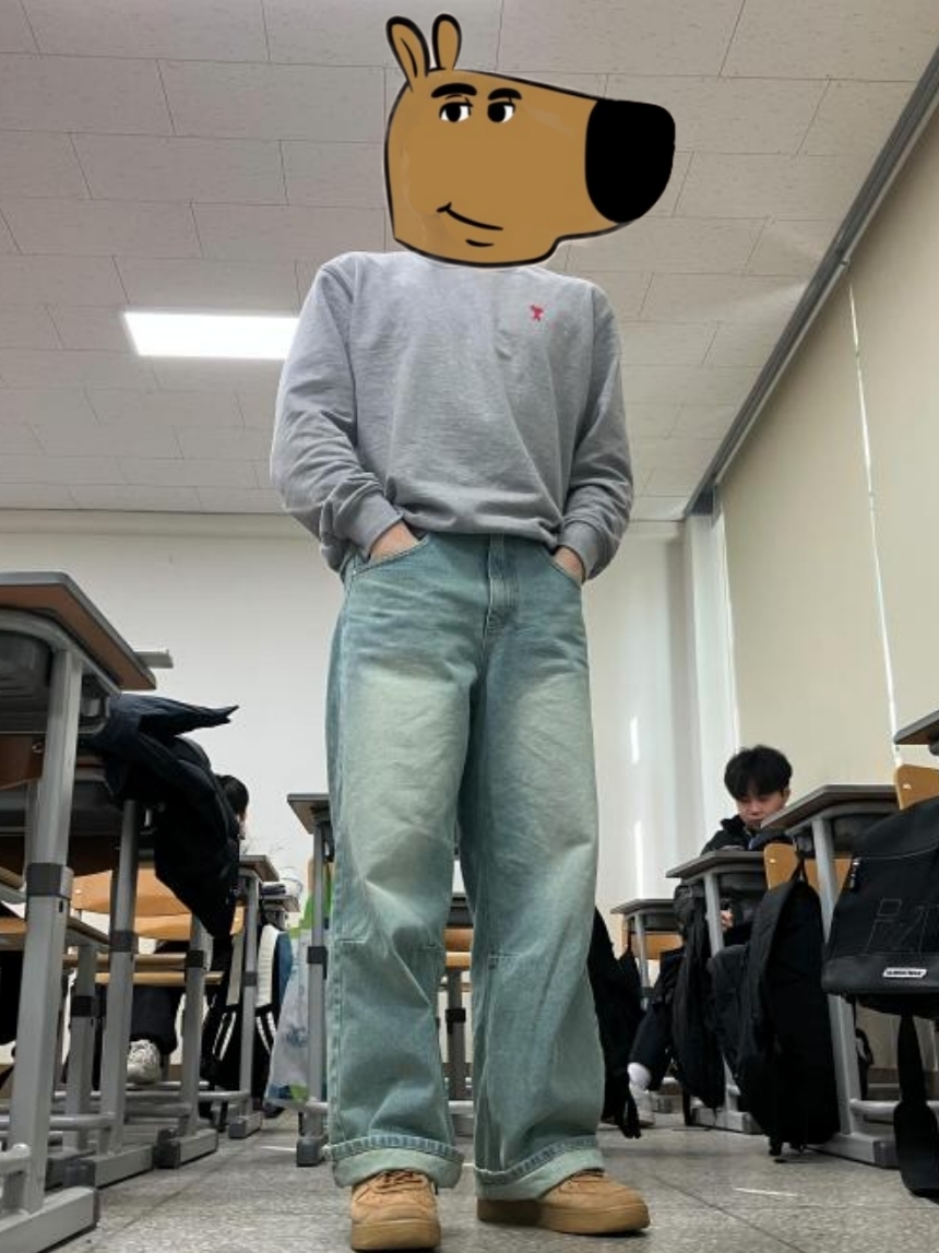 Suade Color Washed Denim Blue, AMI de Coeur Sweatshirt Heather Grey 착용 스타일