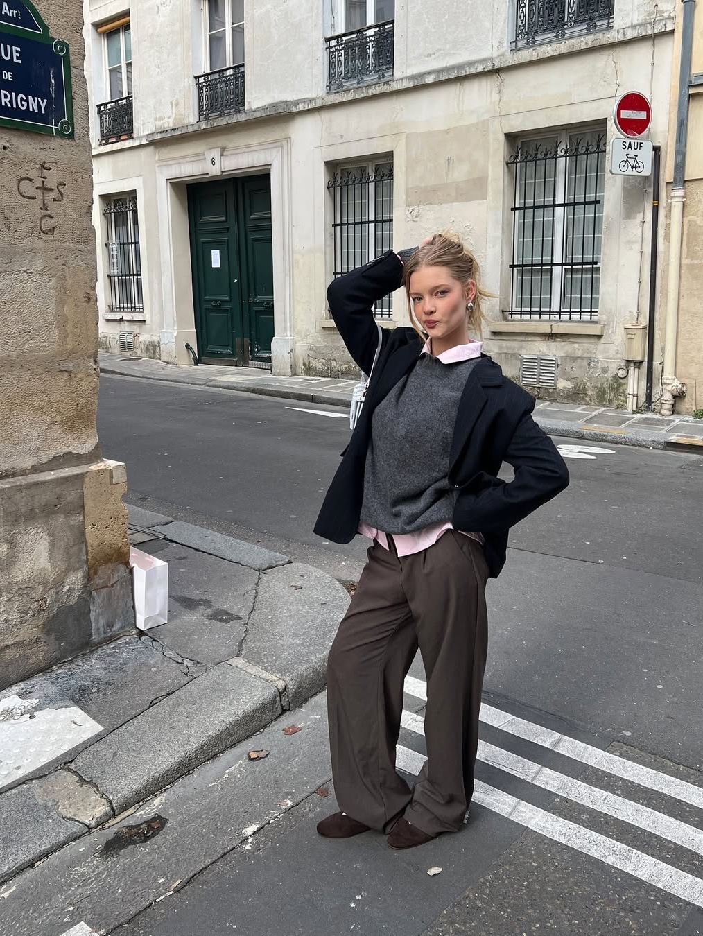 Maison Kitsune Grey Fox Head Patch Relaxed Cardigan Black, [20%적립] Polo Ralph Lauren Women Classic Fit Oxford Shirt Blue 착용 스타일 - 4
