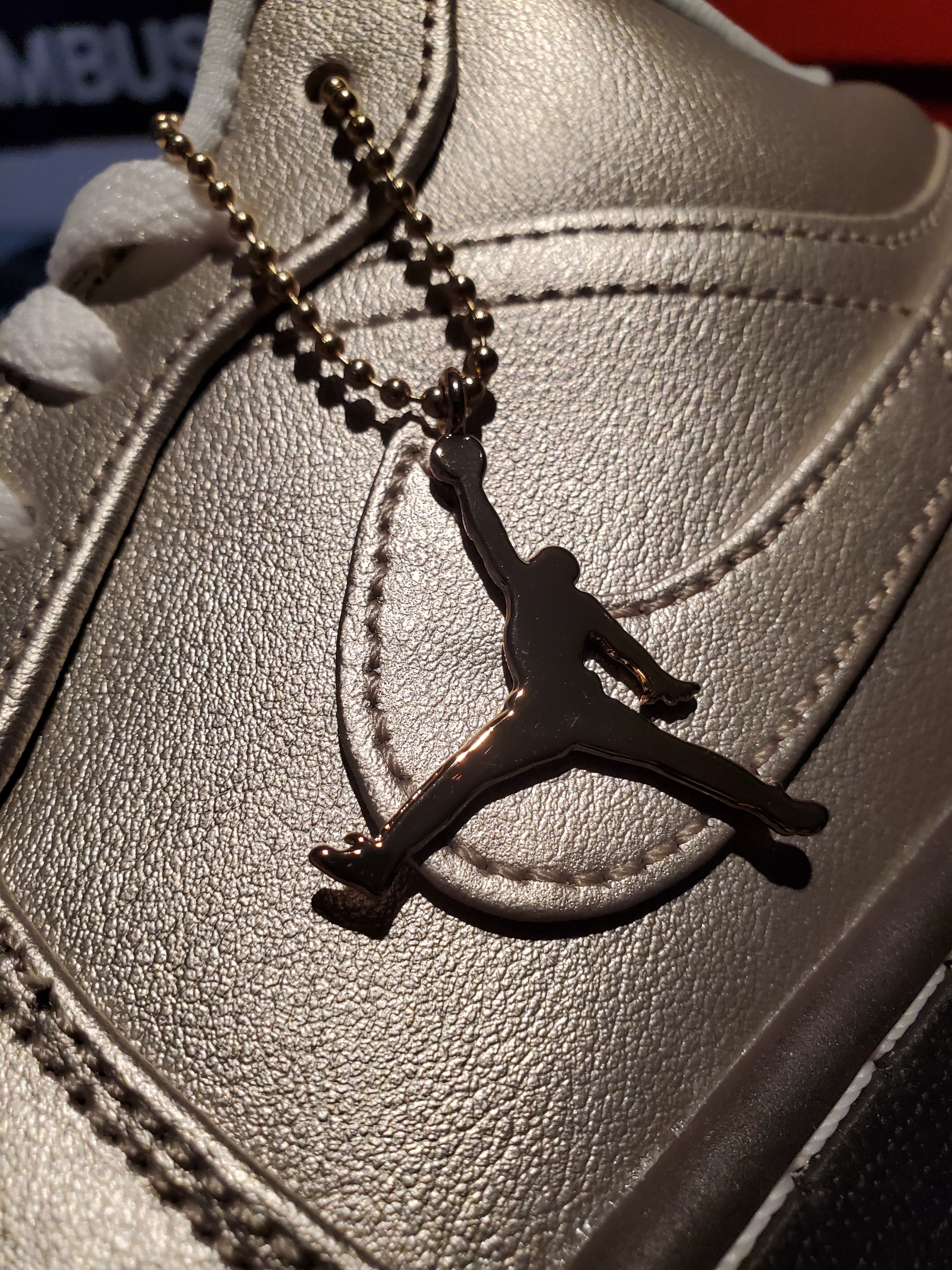 (W) Jordan 1 Low Metallic Zinc 착용 스타일 - 1