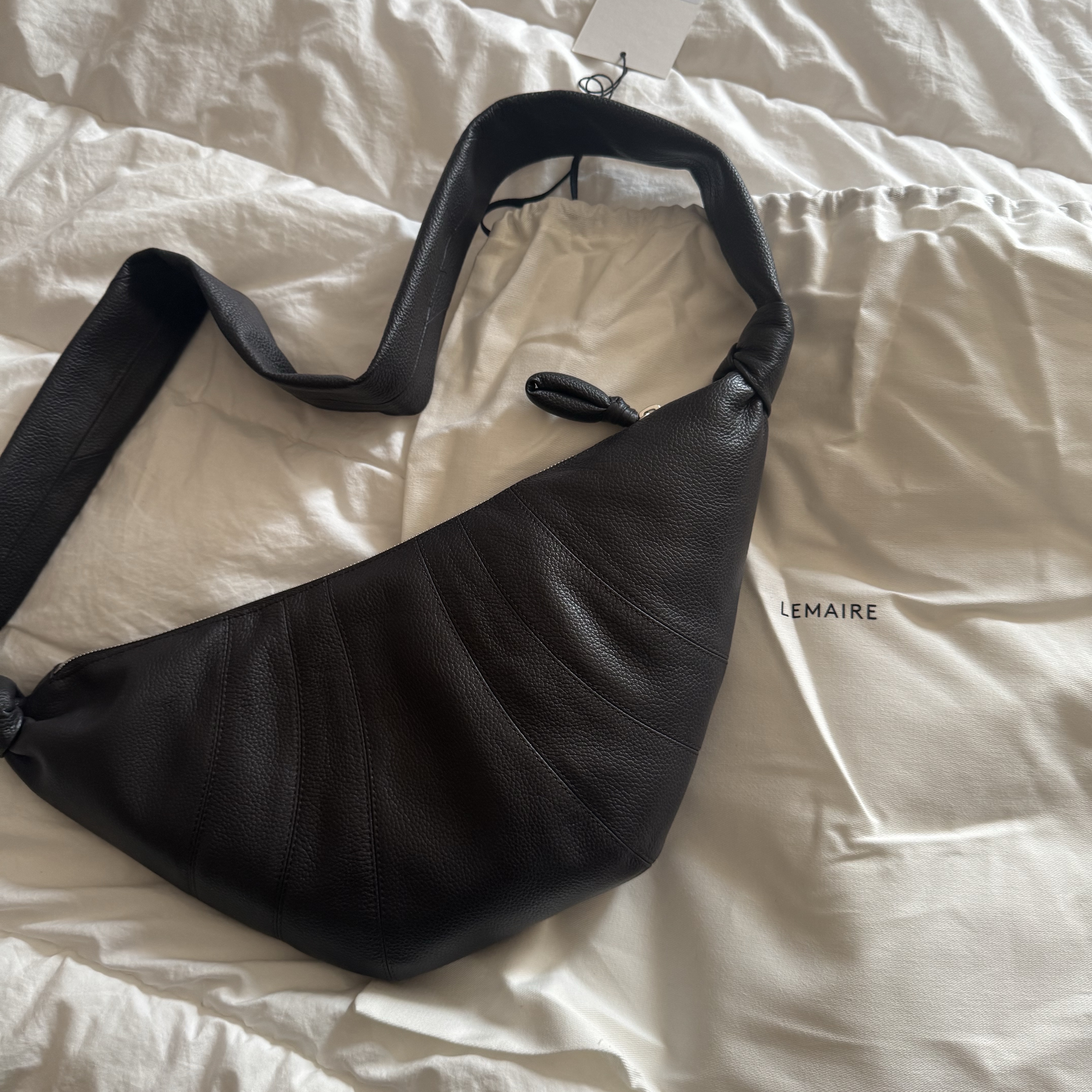Lemaire Medium Croissant Bag Soft Grained Leather Dark Chocolate 착용 스타일