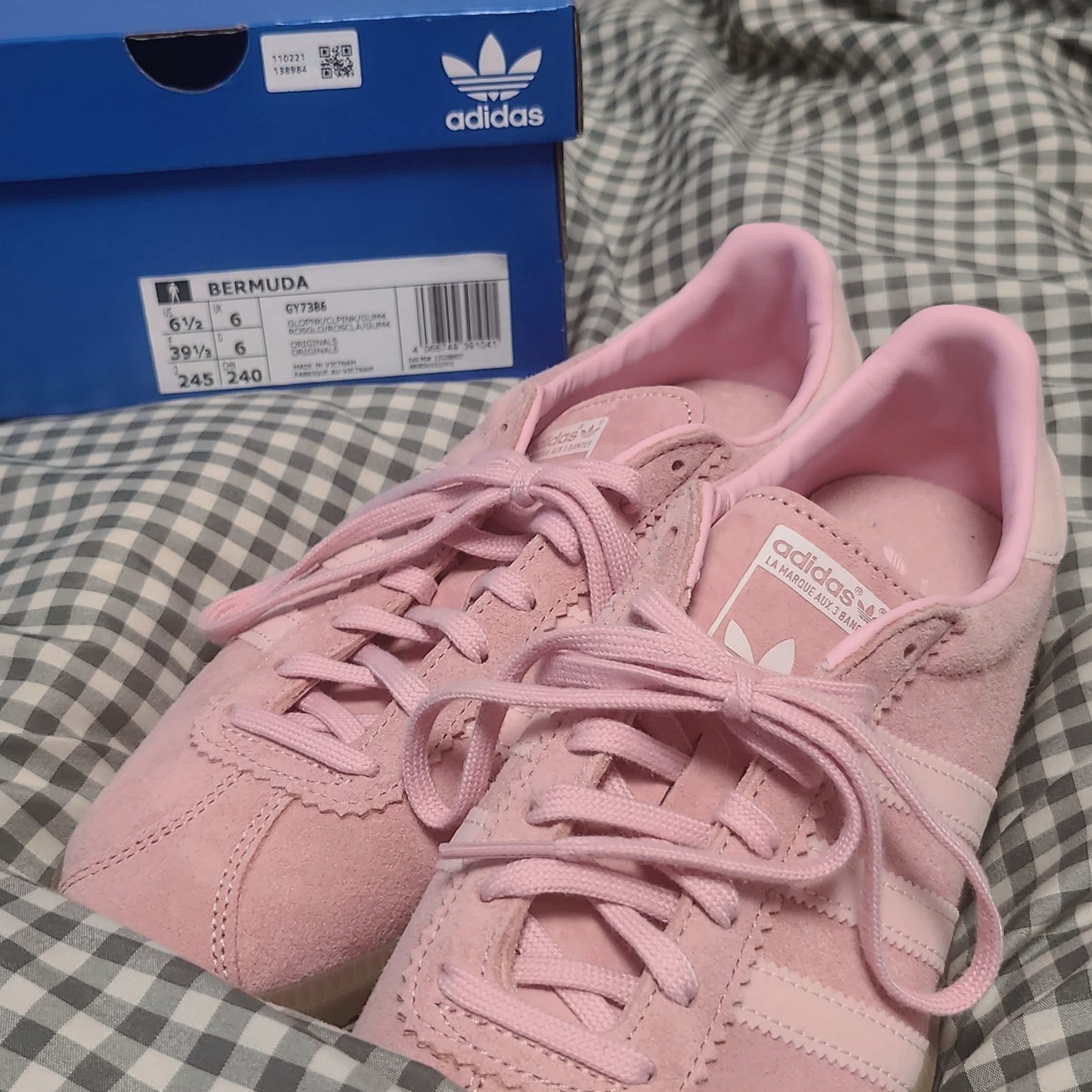 Adidas Bermuda Glow Pink 착용 스타일 - 2