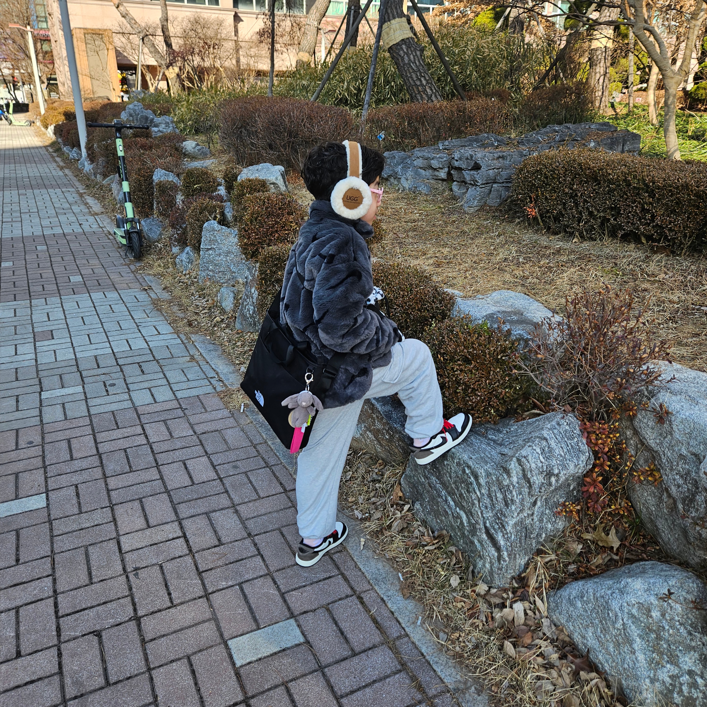 (PS) Jordan 1 Retro Low OG Mocha, Supreme Polartec Sling Bag Leopard - 24FW 착용 스타일 - 2