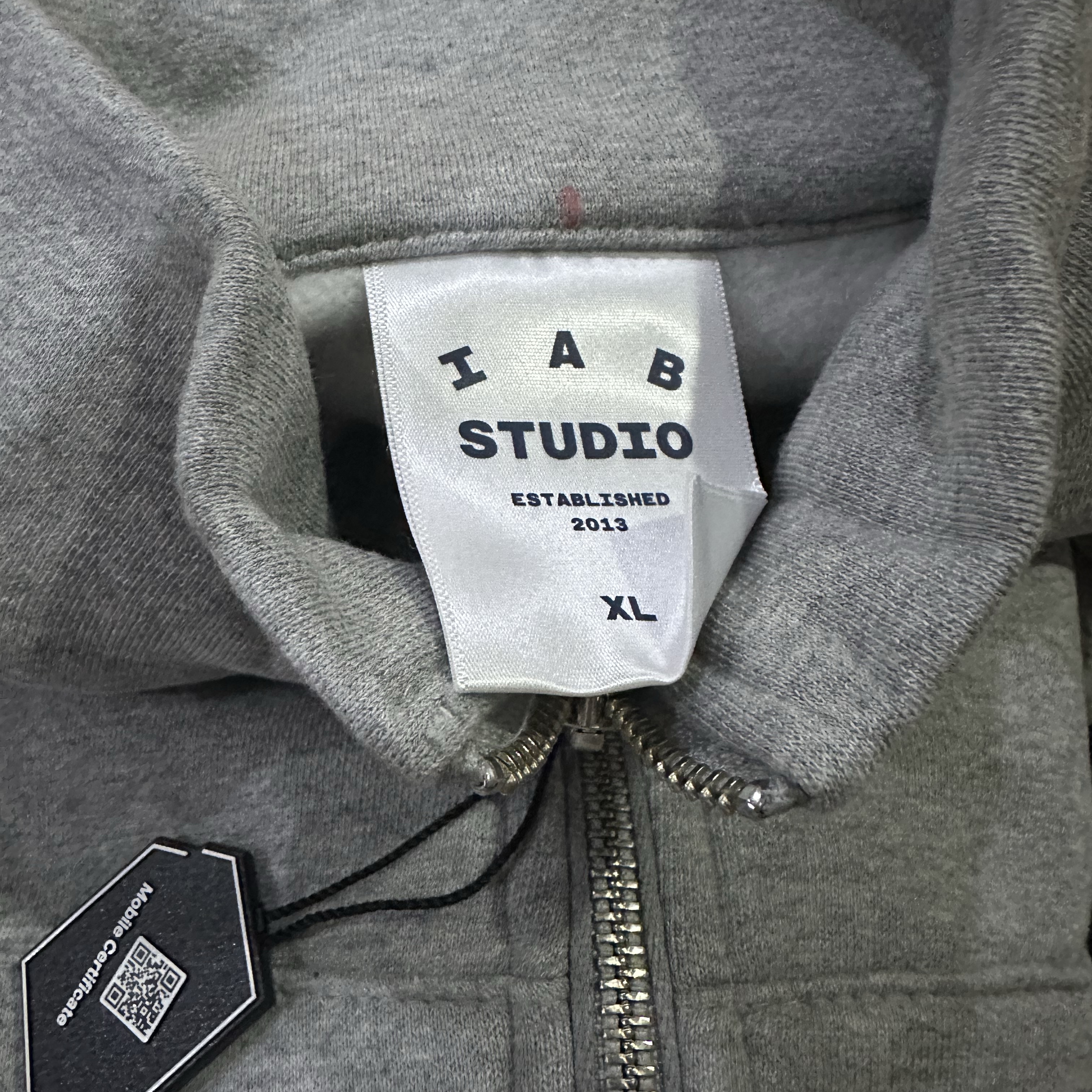 IAB Studio 2Way Full Zip-Up Gray White 착용 스타일