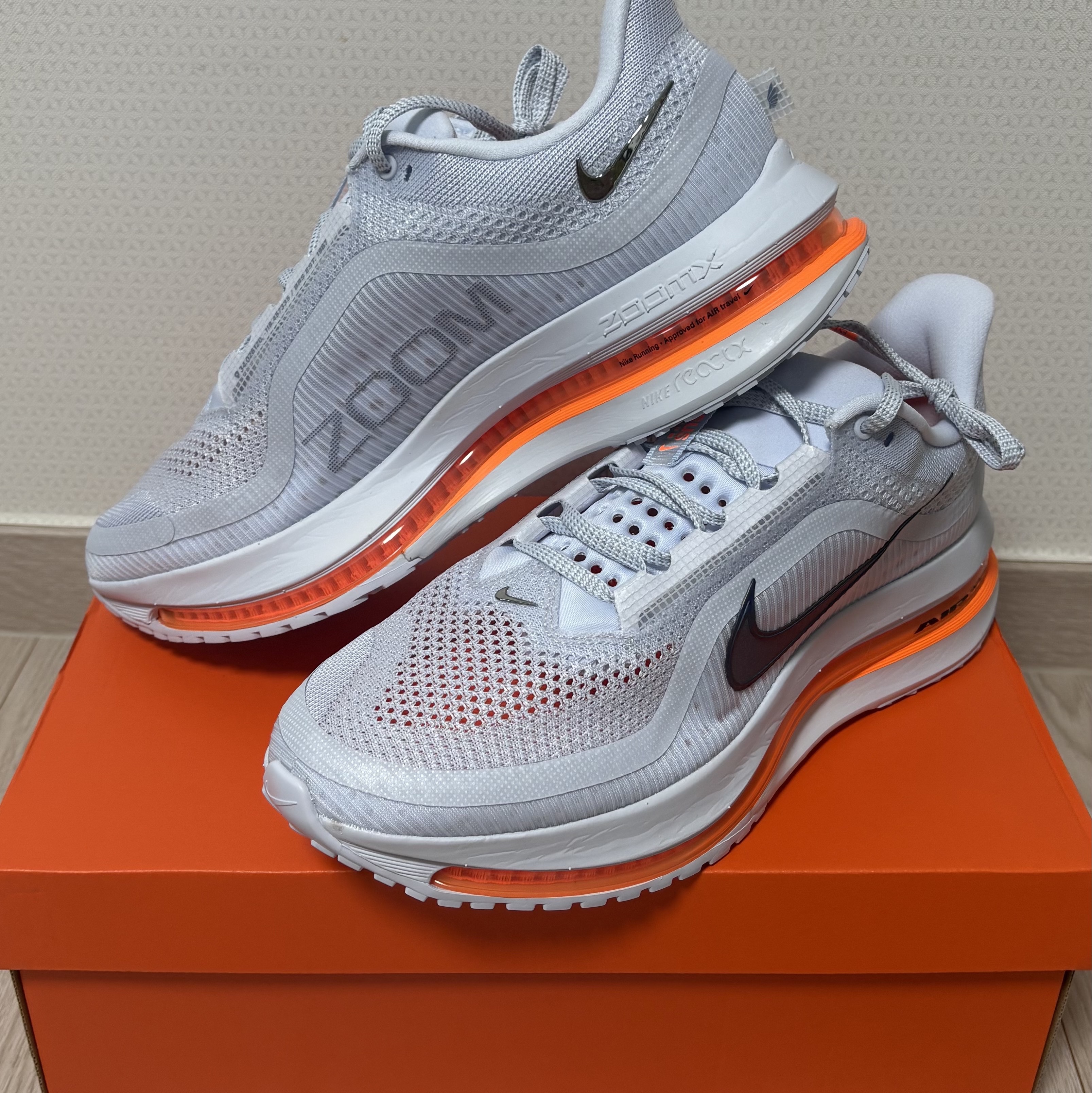 Nike Pegasus Premium Airscape Football Grey Total Orange 착용 스타일 - 1
