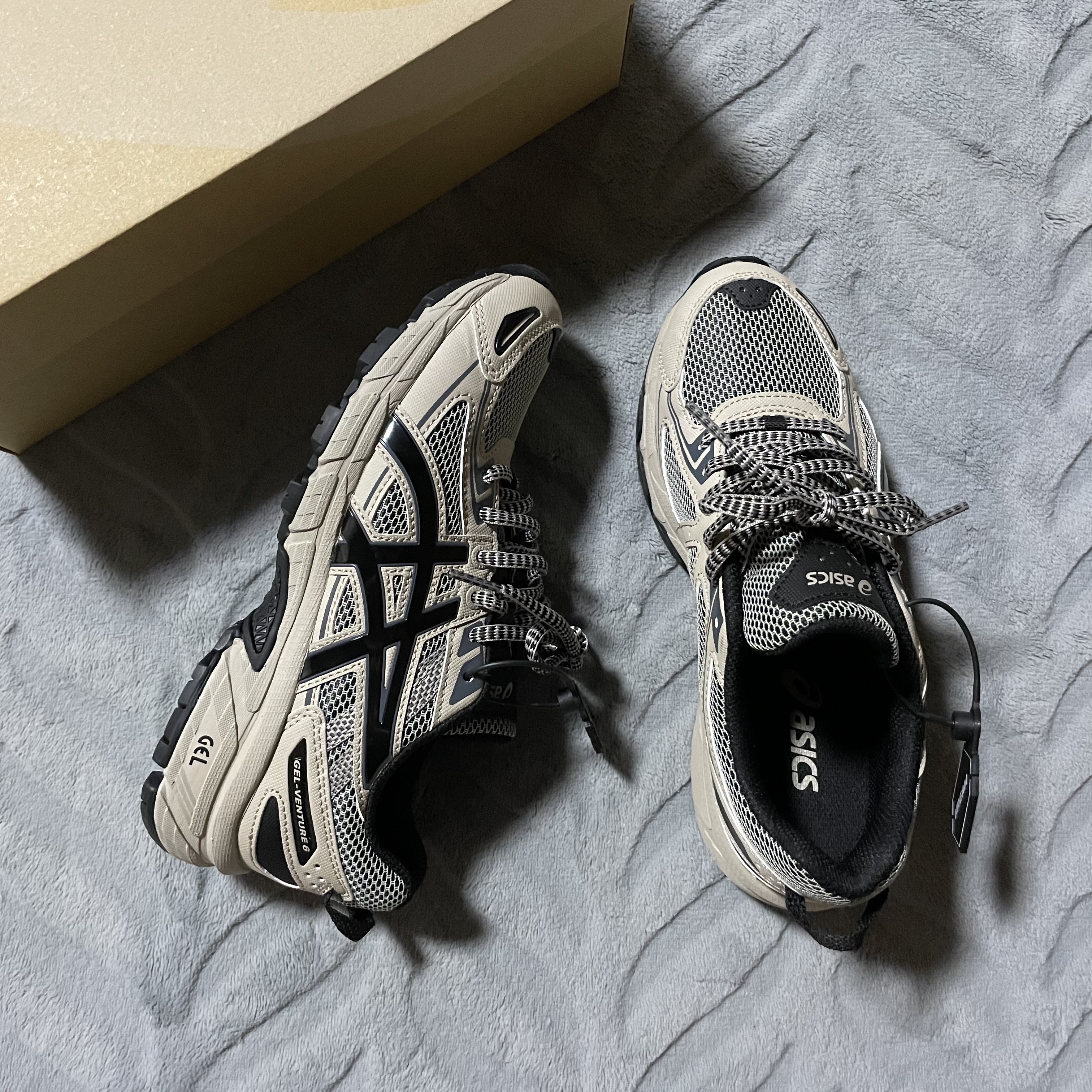Asics Gel-Venture 6 Feather Grey Black 착용 스타일 - 3