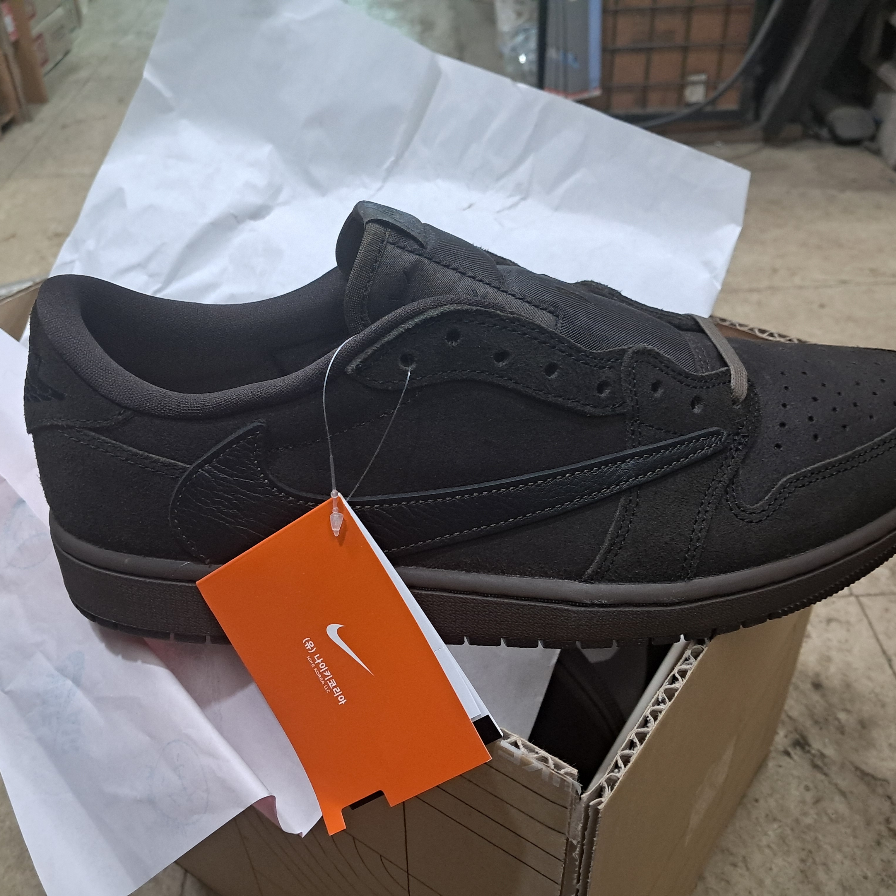 Jordan 1 x Travis Scott Retro Low OG SP Velvet Brown and Dark Mocha 착용 스타일 - 1