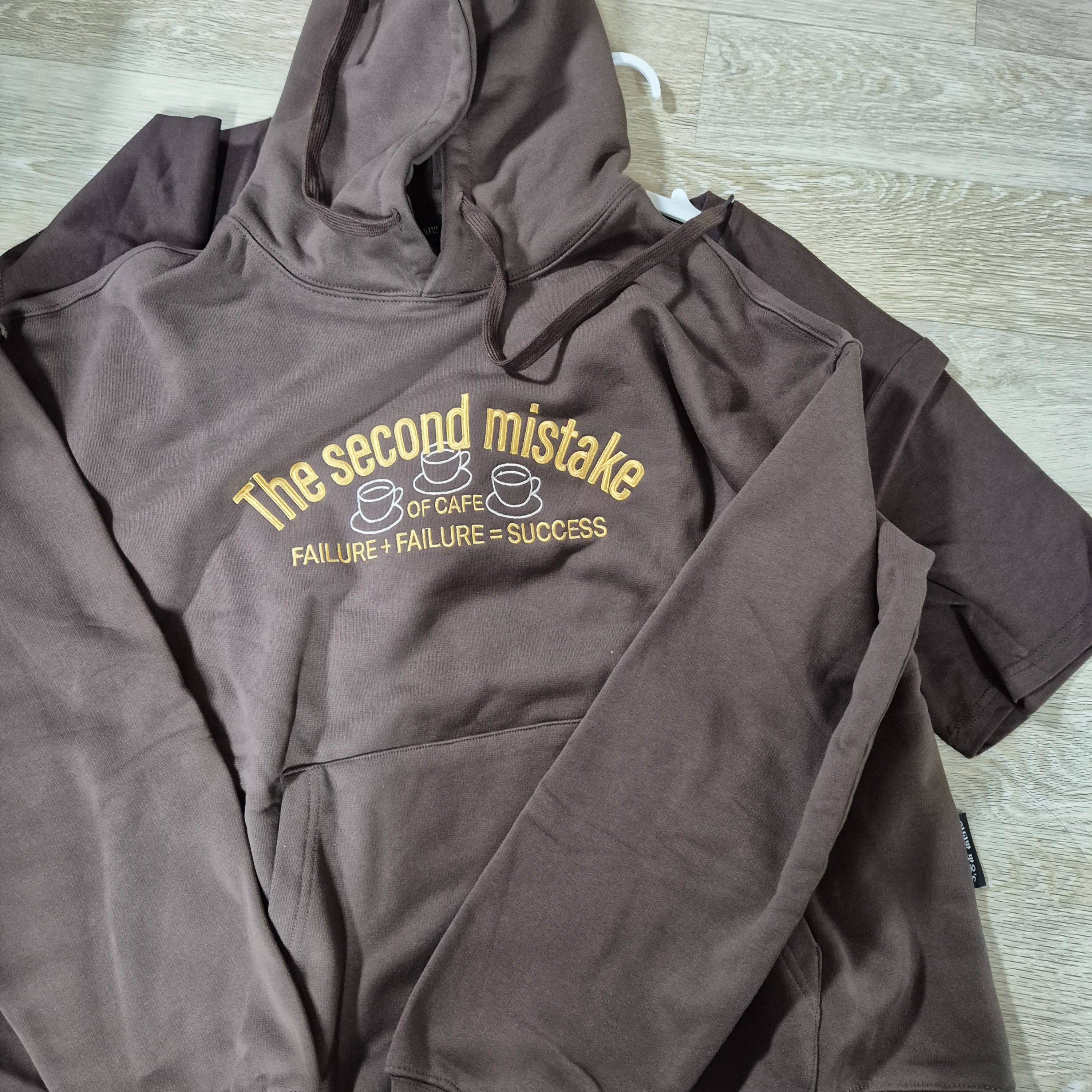 Second mistake Hoodie Brown 착용 스타일