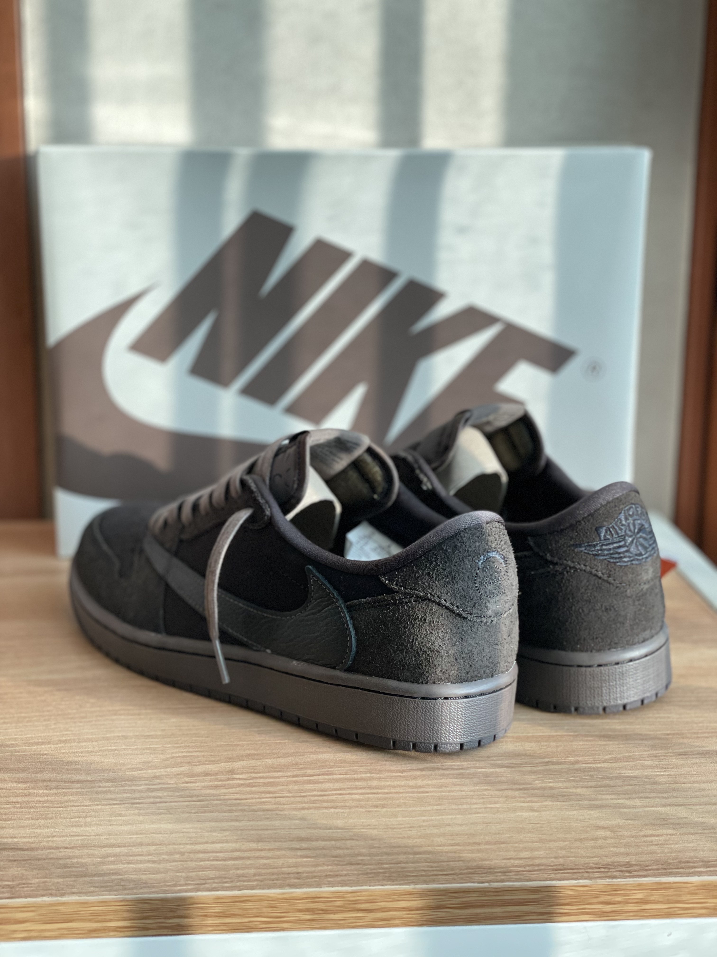 Jordan 1 x Travis Scott Retro Low OG SP Velvet Brown and Dark Mocha 착용 스타일 - 1