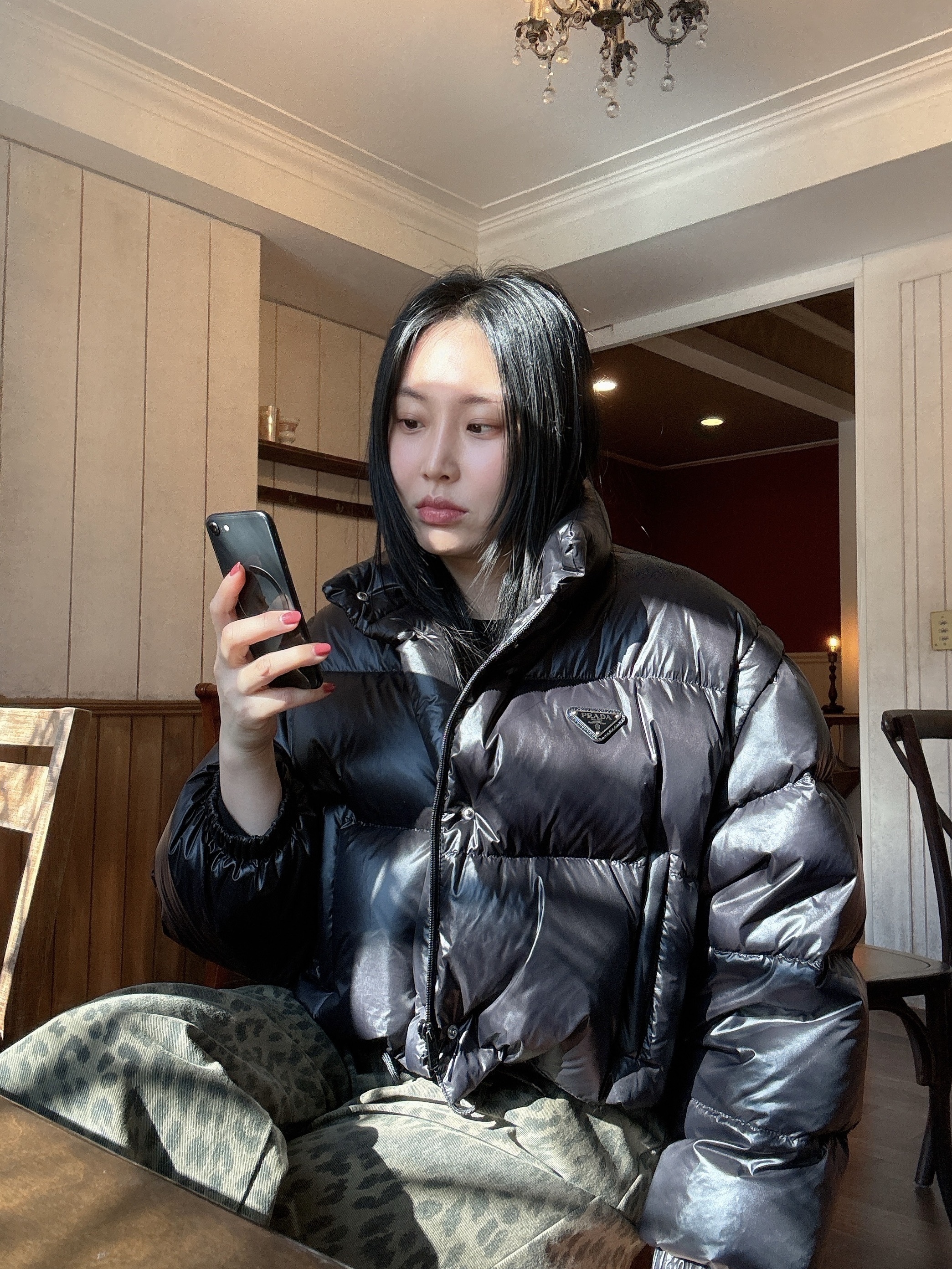 (W) Prada Re-Nylon Cropped Convertible Down Jacket Black, (W) UGG Classic Ultra Mini Platform Boots Chestnut 착용 스타일 - 1