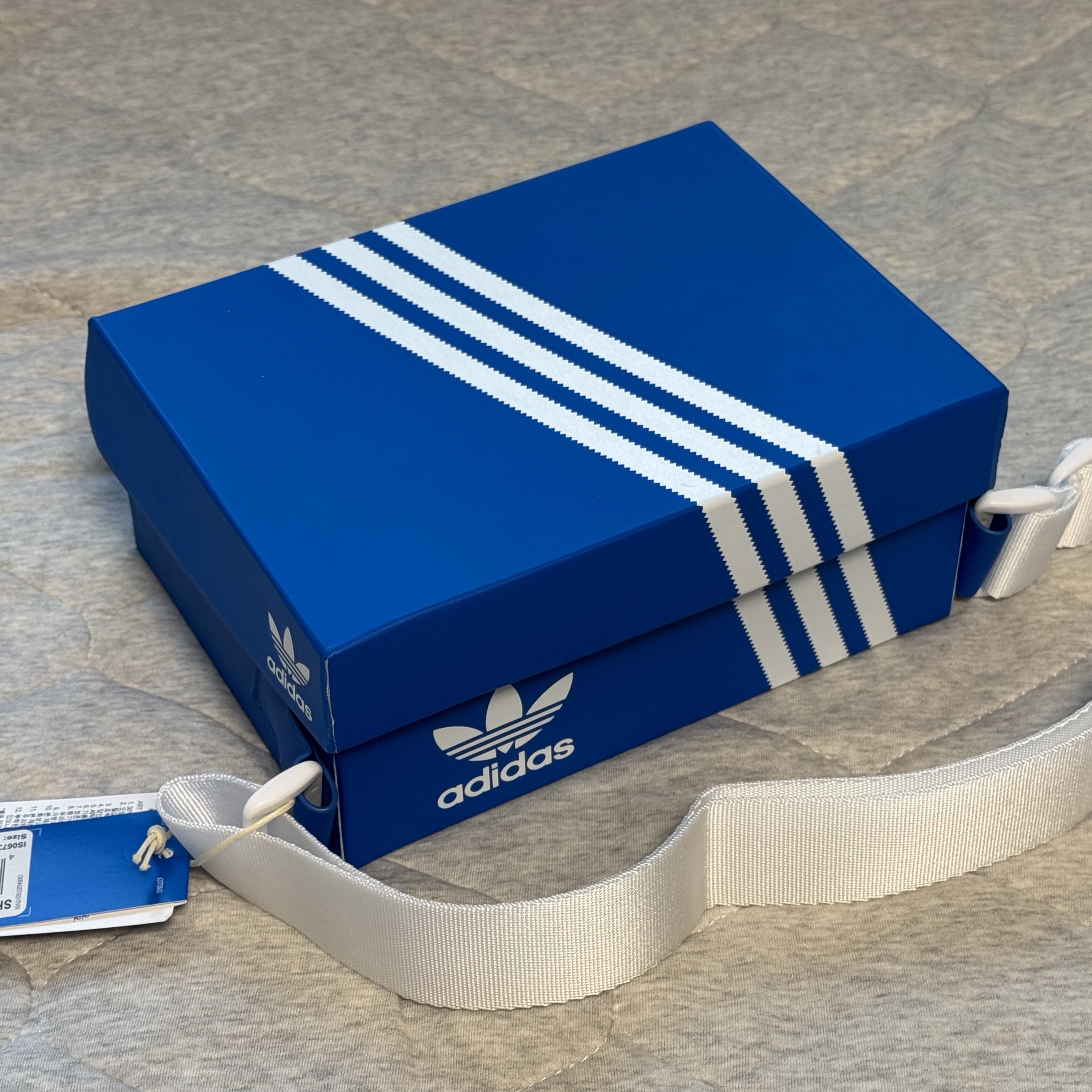 Adidas x Kseniaschnaider Shoebox Bag Blue Bird 착용 스타일