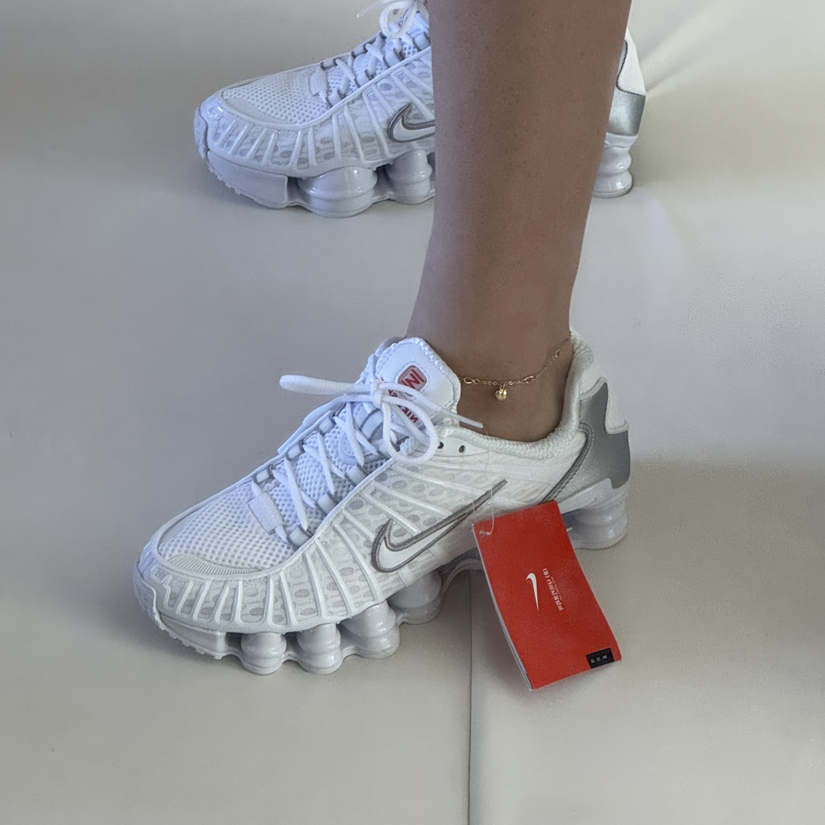 (W) Nike Shox TL White and Max Orange 착용 스타일