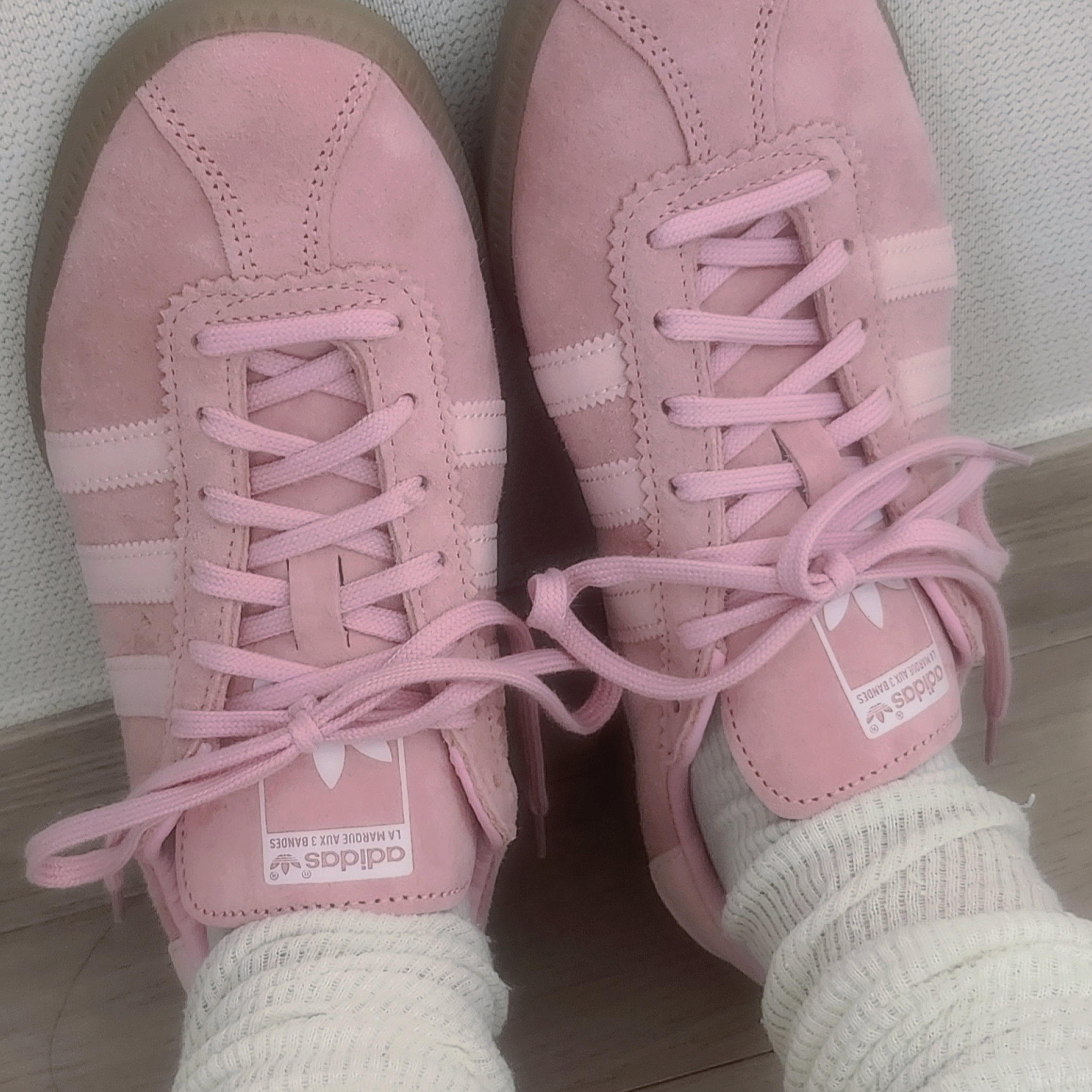 Adidas Bermuda Glow Pink 착용 스타일 - 1