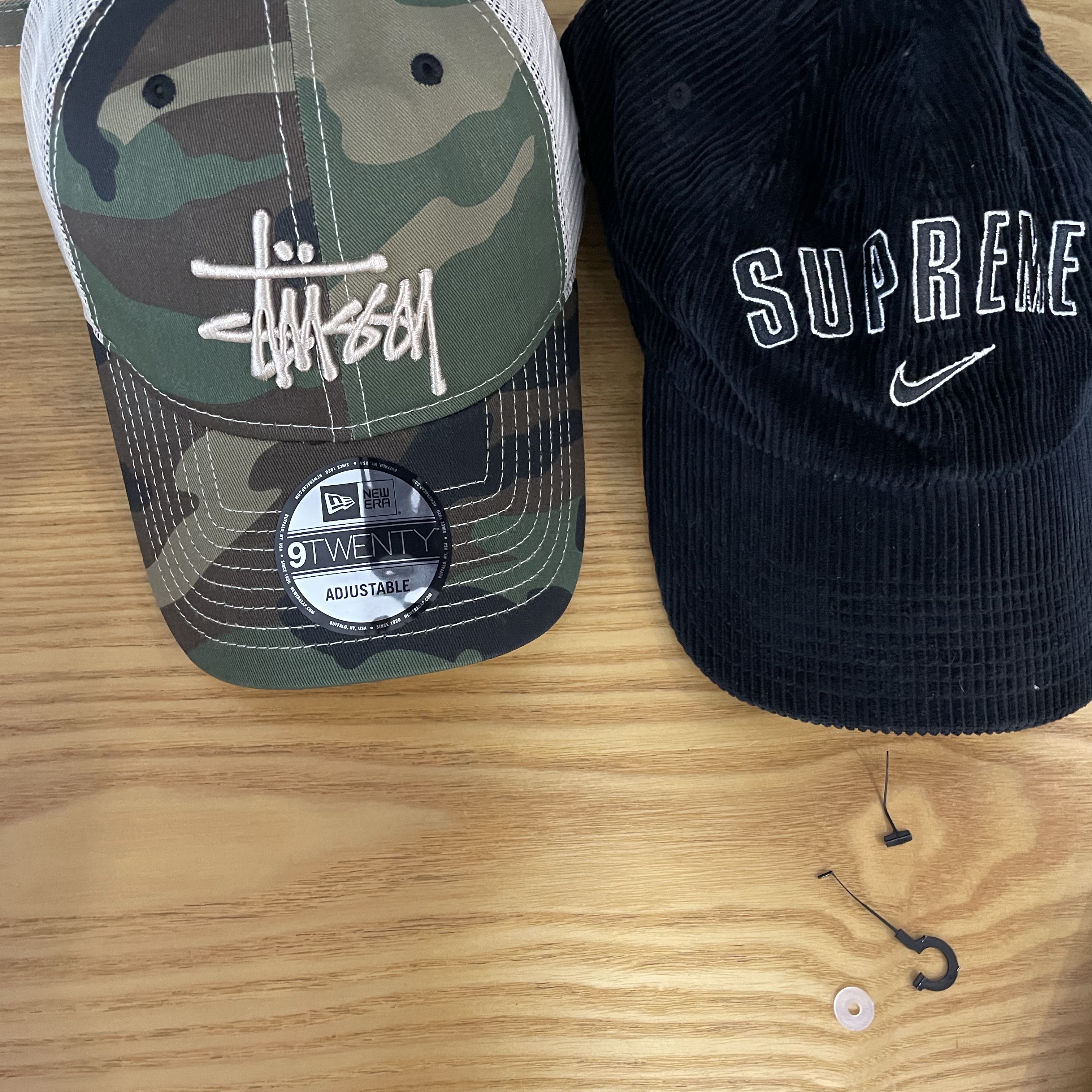 Supreme x Nike Arc Corduroy 6-Panel Black - 22SS, Stussy New Era 9twenty Basic Trucker Woodland Camo 착용 스타일