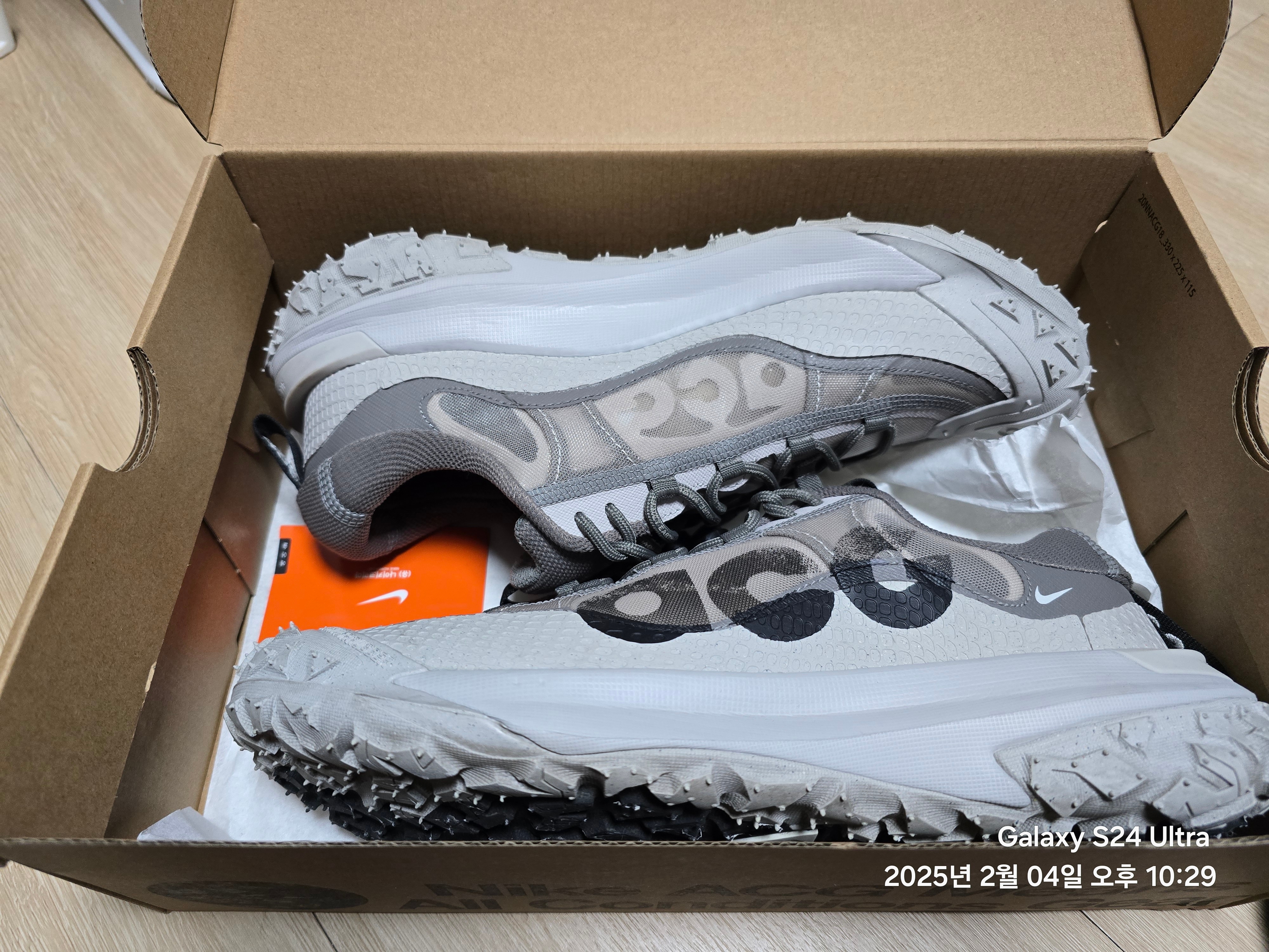 Nike ACG Mountain Fly 2 Low Light Iron Ore Black 착용 스타일