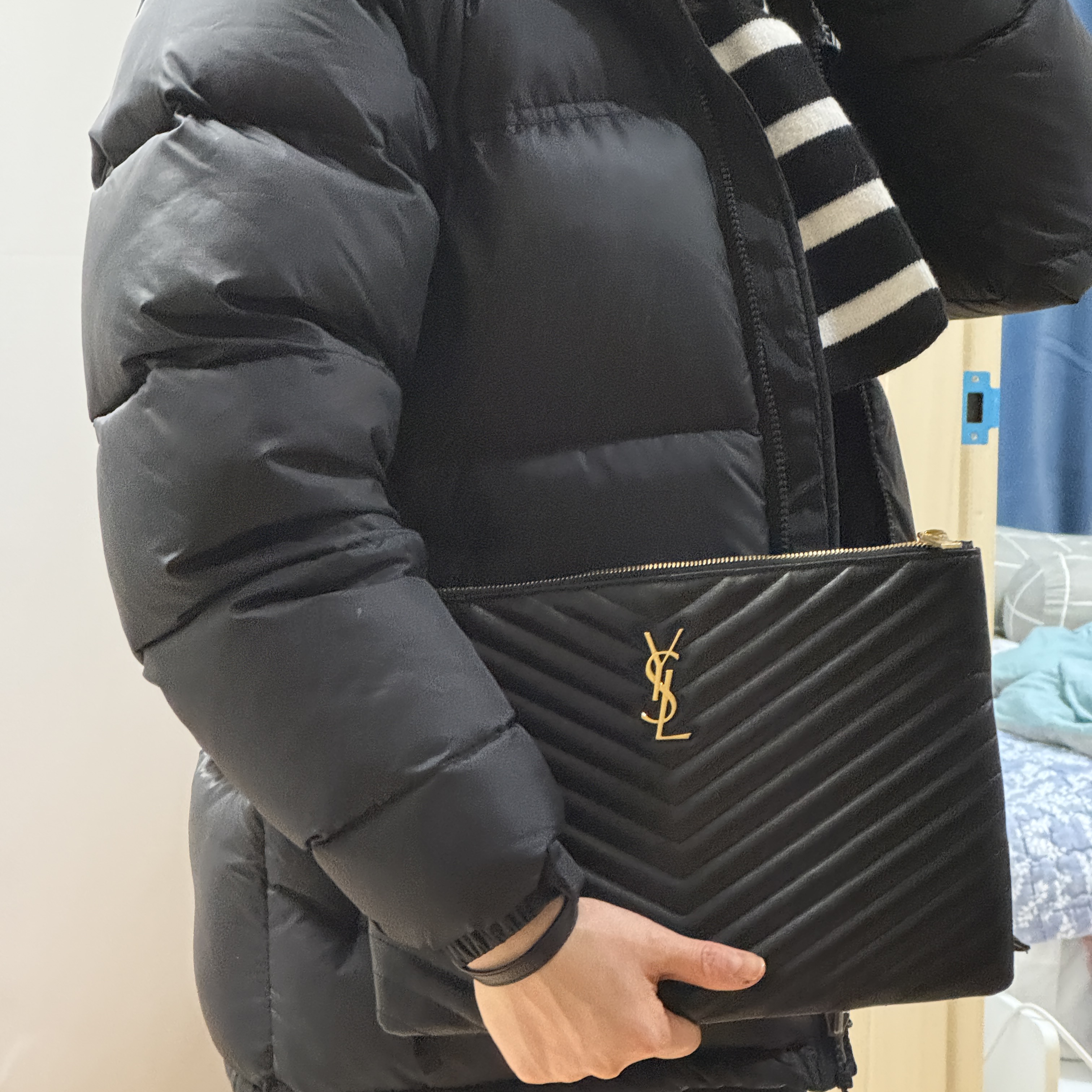 Saint Laurent Gold Monogram Cassandre Matelasse Tablet Pouch in Quilted Leather Black 착용 스타일