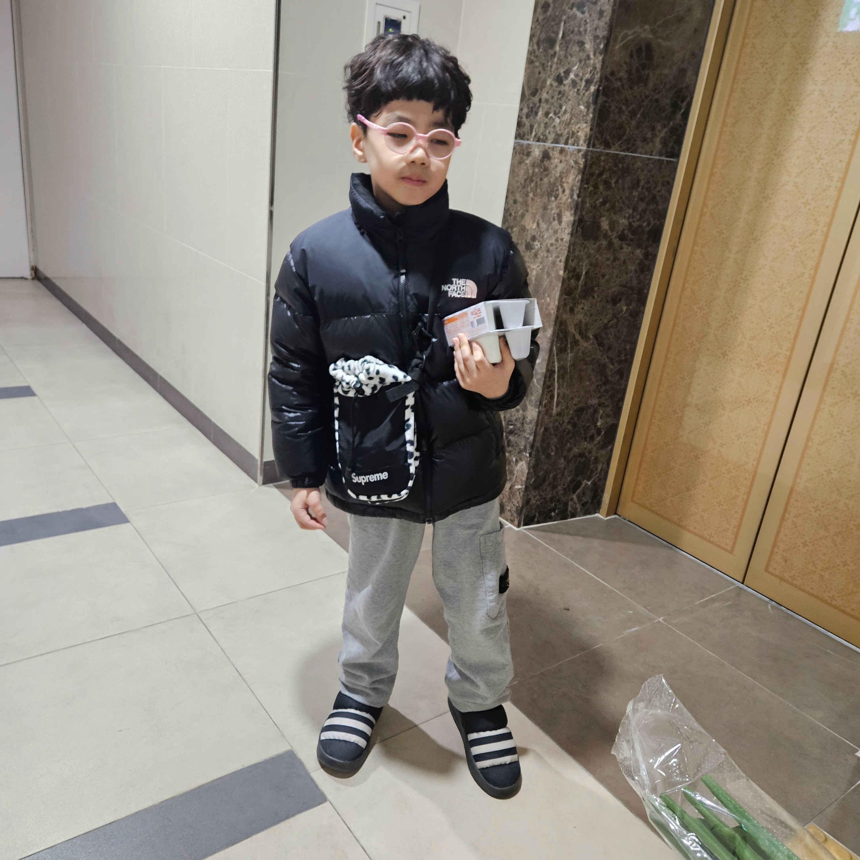(PS) Jordan 1 Retro Low OG Mocha, Supreme Polartec Sling Bag Leopard - 24FW 착용 스타일 - 3