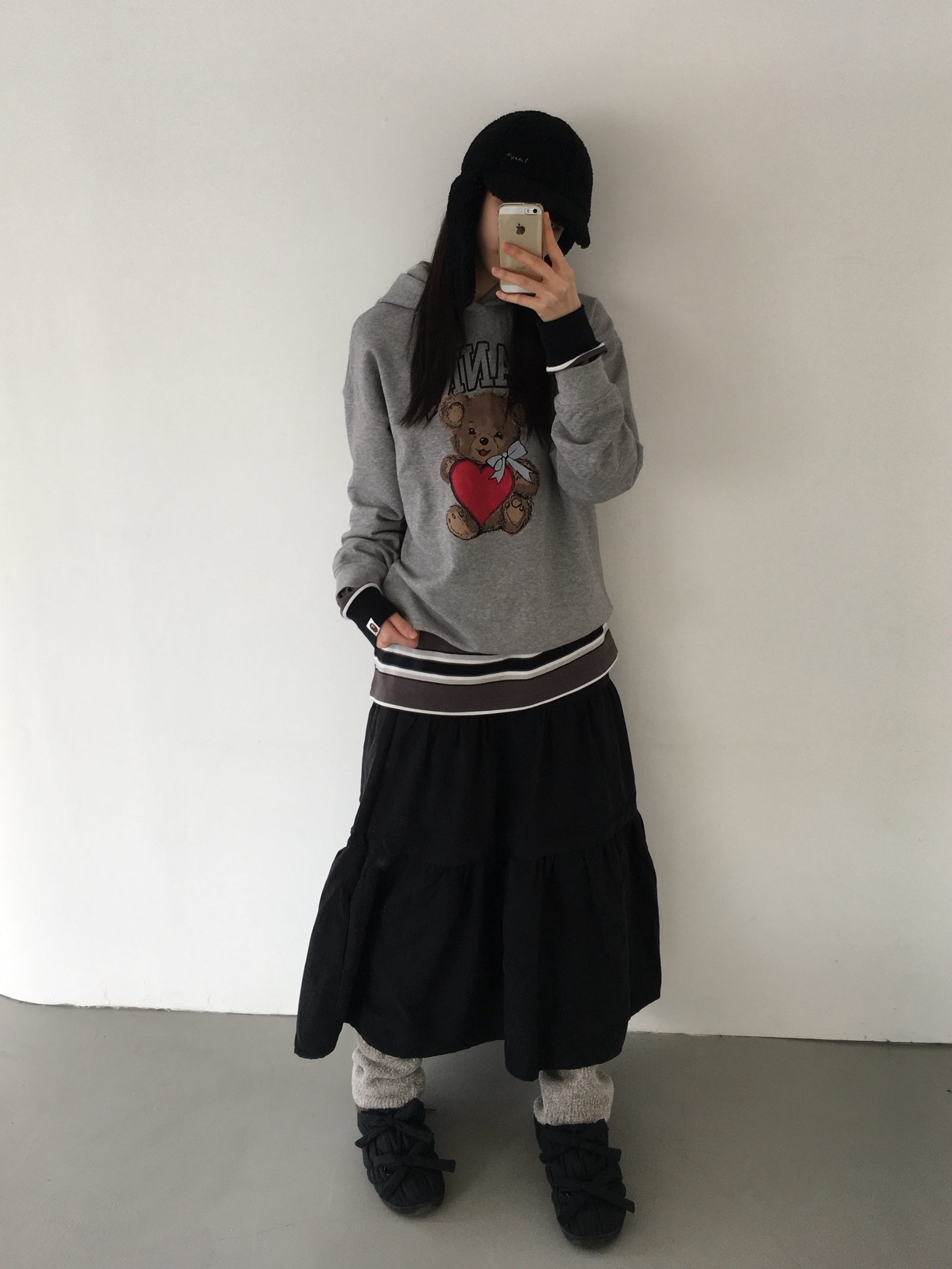 Subu x Perverze Multiple Winter Sandal Black, BAPE Ape Head One Point Stripe L/S T-Shirt Black 착용 스타일 - 1