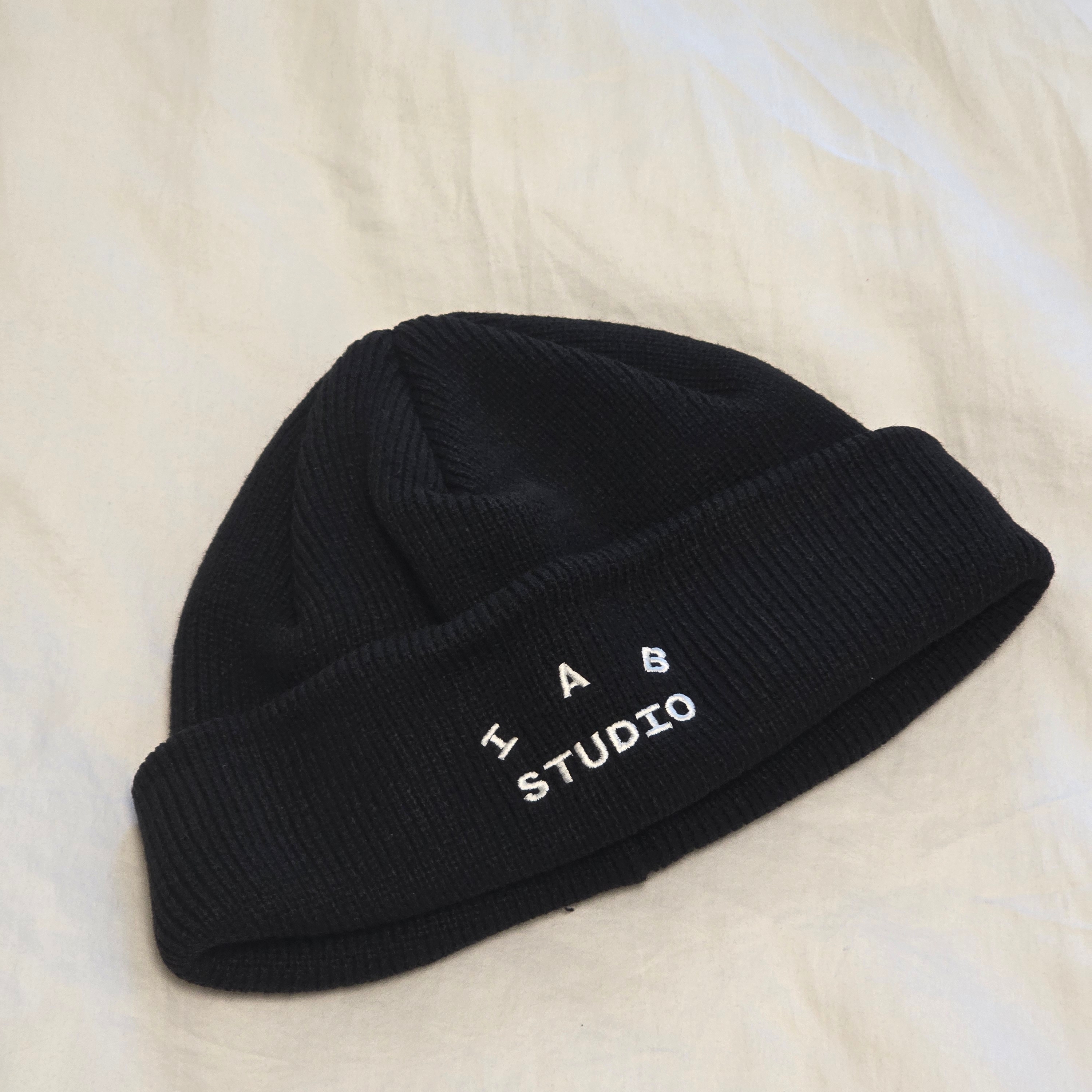 IAB Studio Beanie Black White 착용 스타일