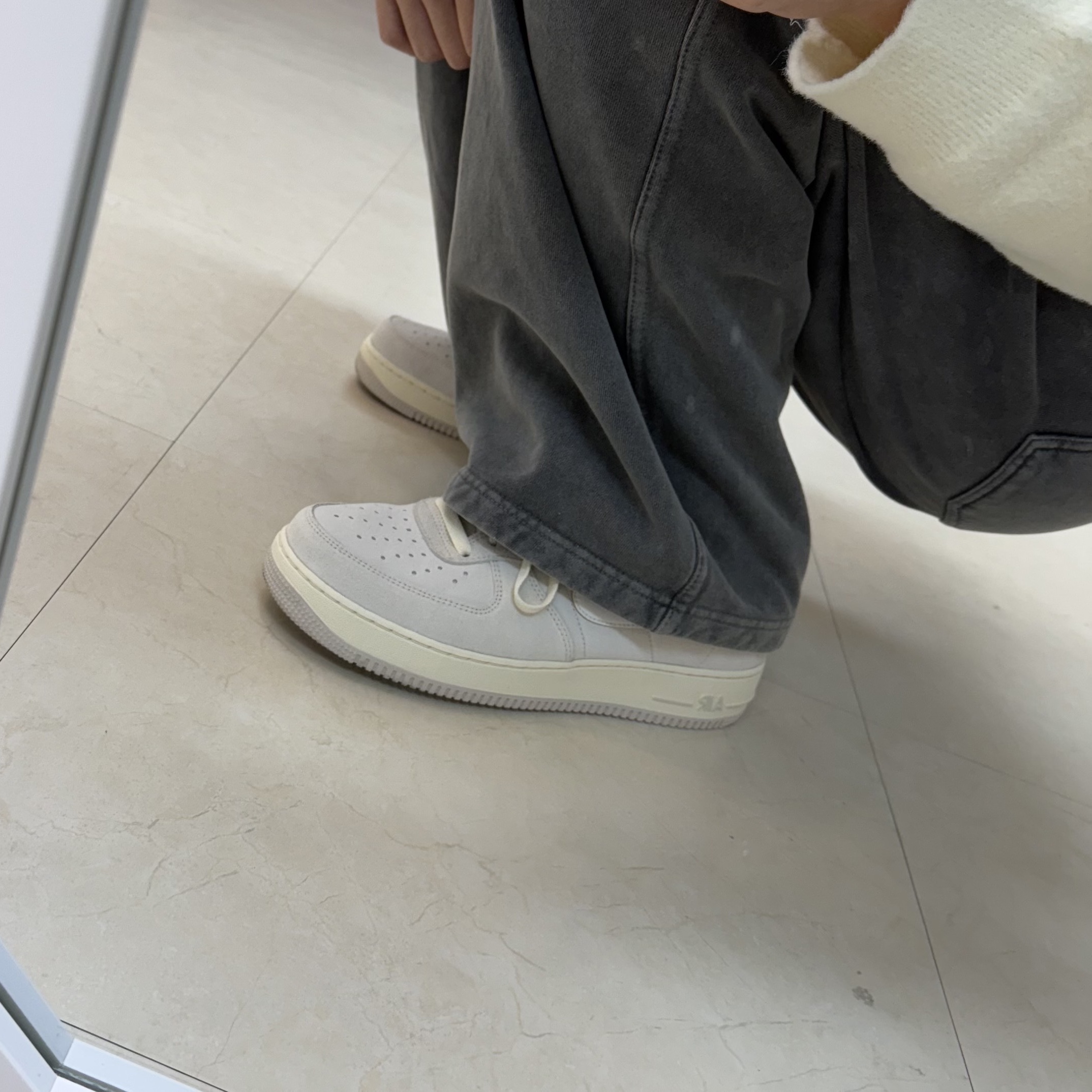 Nike Air Force 1 '07 Light Orewood Brown 착용 스타일