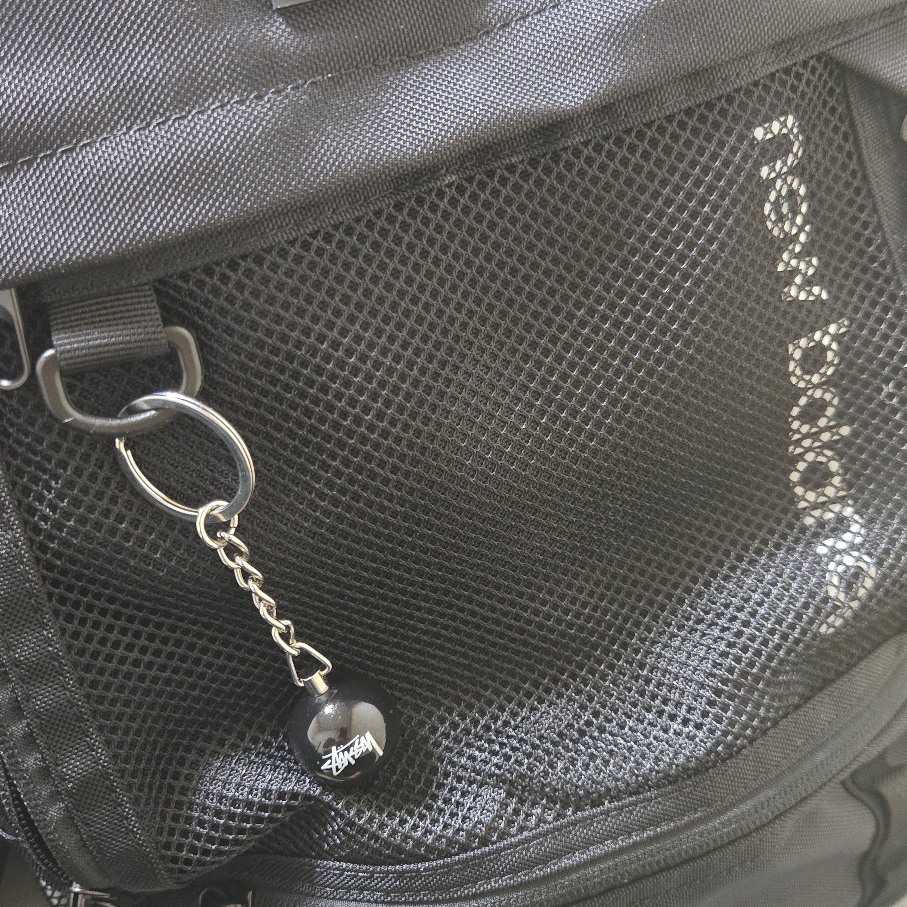 Stussy 8 Ball Keychain Black 착용 스타일